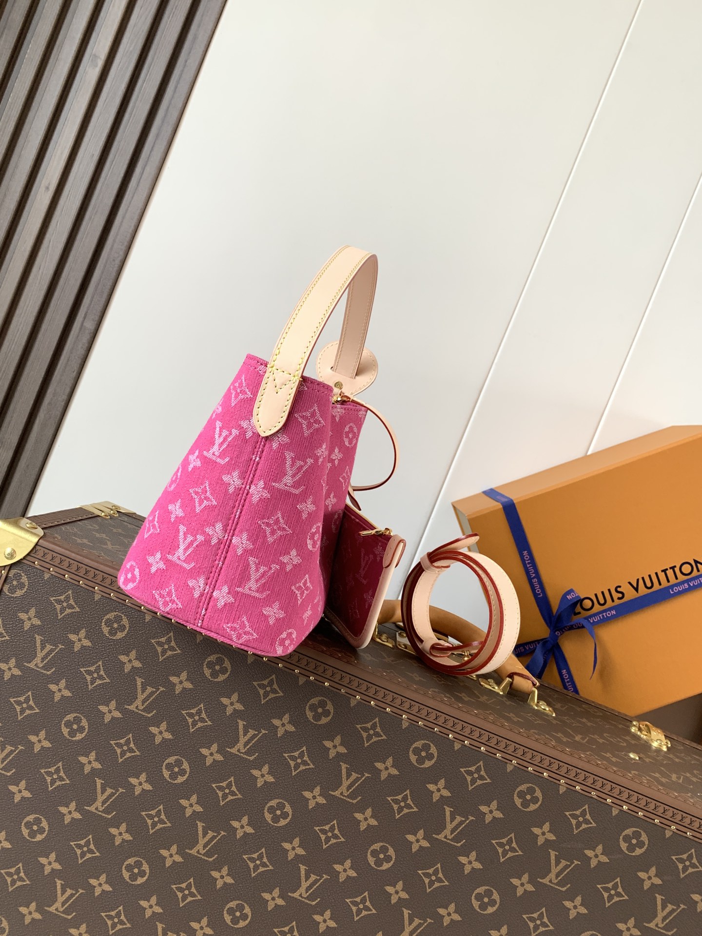 Louis Vuitton 本款 Denim Rendez-Vous 系列 All In BB 手袋携明快色调焕新亮相