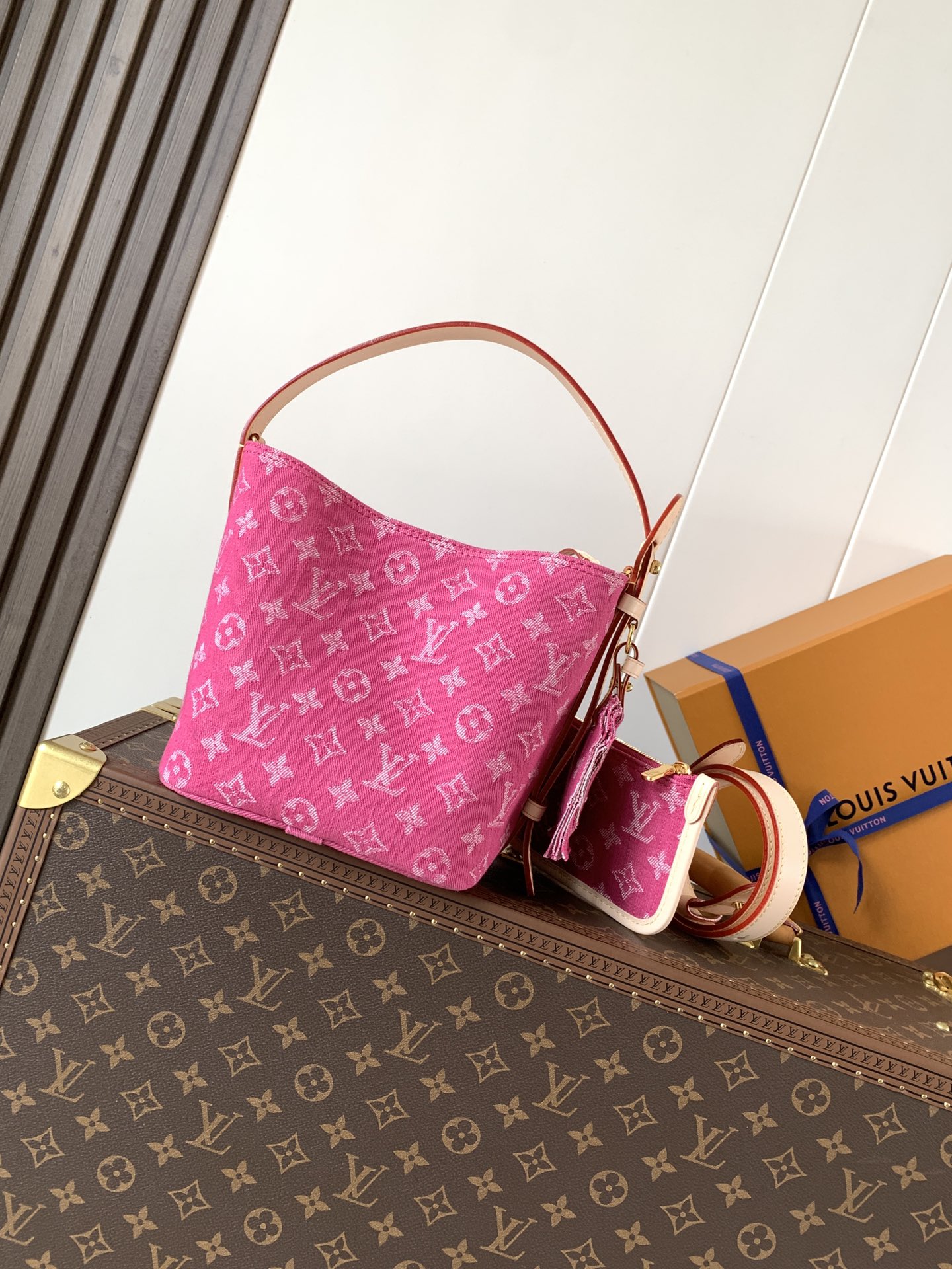 Louis Vuitton 本款 Denim Rendez-Vous 系列 All In BB 手袋携明快色调焕新亮相