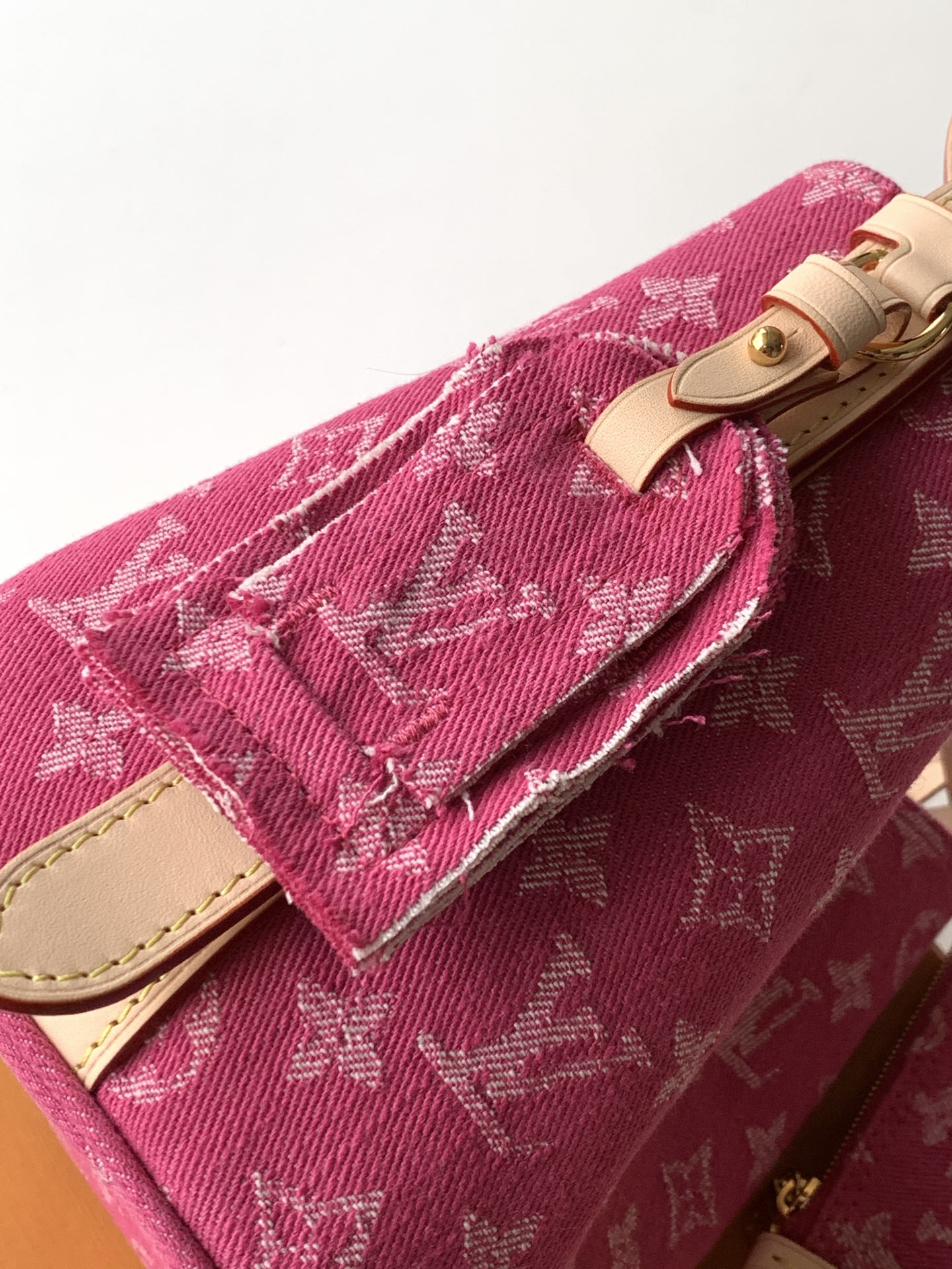 Louis Vuitton 本款 Denim Rendez-Vous 系列 All In BB 手袋携明快色调焕新亮相