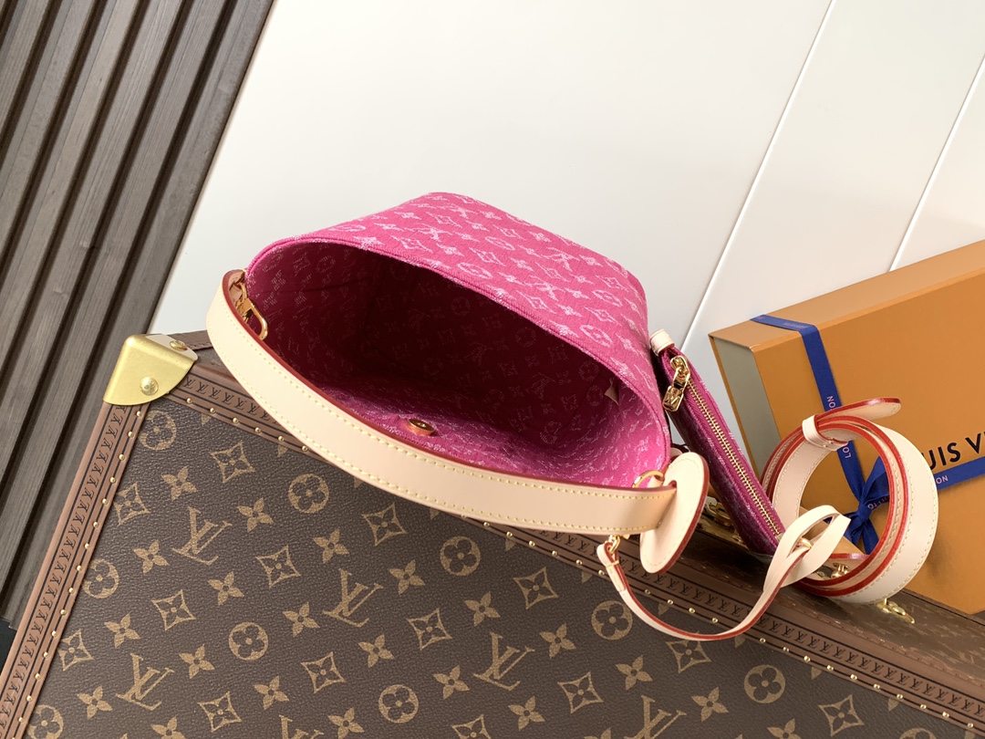 Louis Vuitton 本款 Denim Rendez-Vous 系列 All In BB 手袋携明快色调焕新亮相