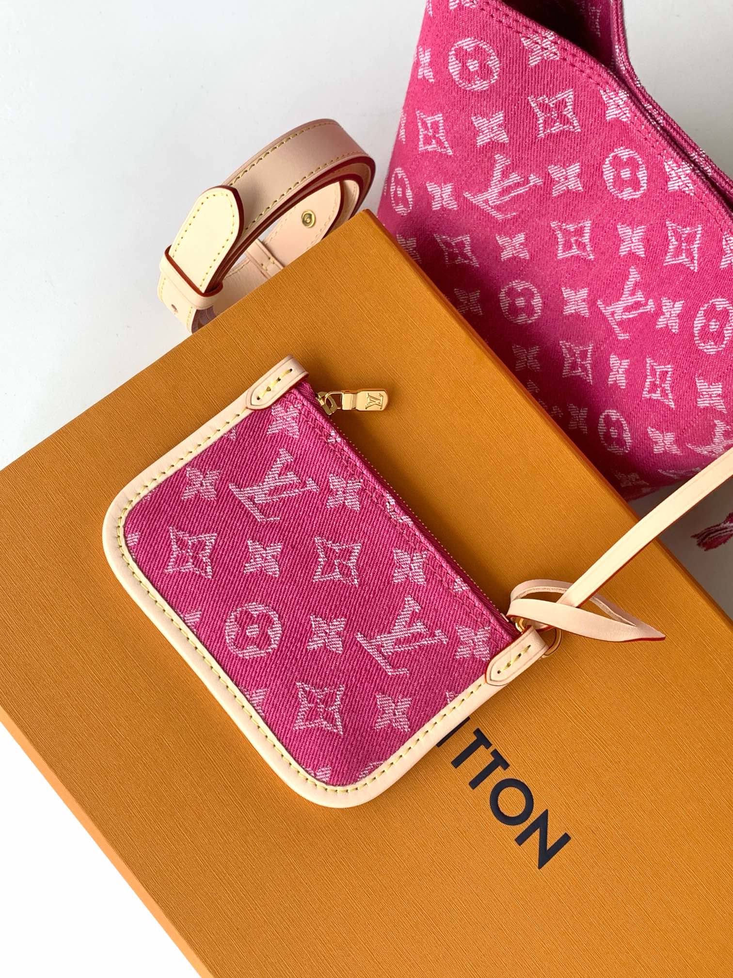 Louis Vuitton 本款 Denim Rendez-Vous 系列 All In BB 手袋携明快色调焕新亮相