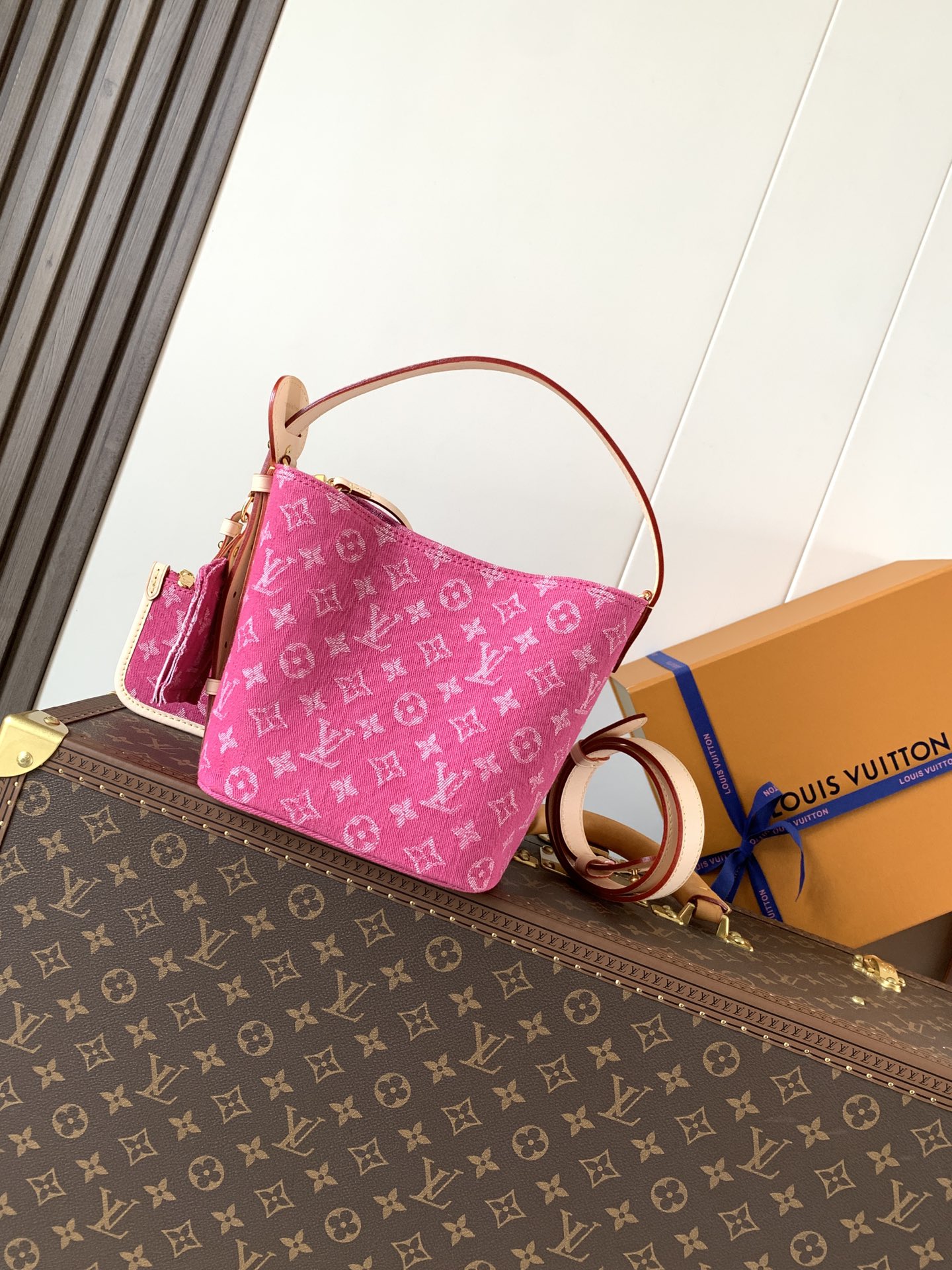 Louis Vuitton 本款 Denim Rendez-Vous 系列 All In BB 手袋携明快色调焕新亮相