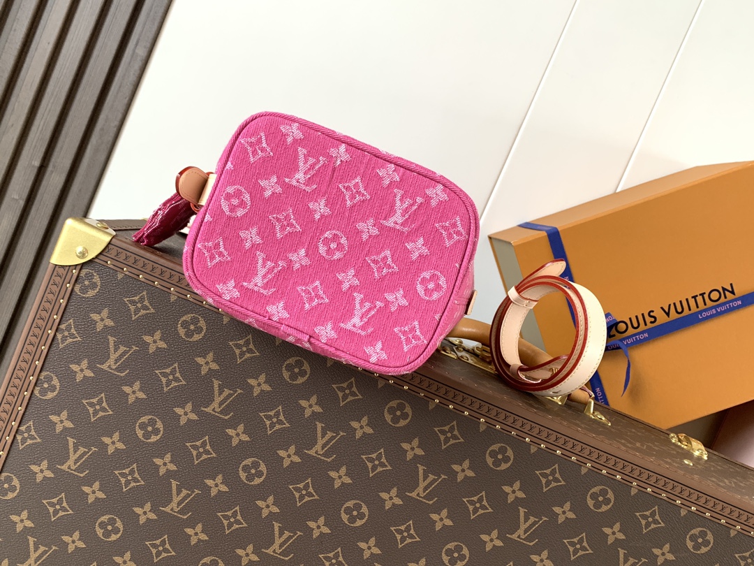 Louis Vuitton 本款 Denim Rendez-Vous 系列 All In BB 手袋携明快色调焕新亮相