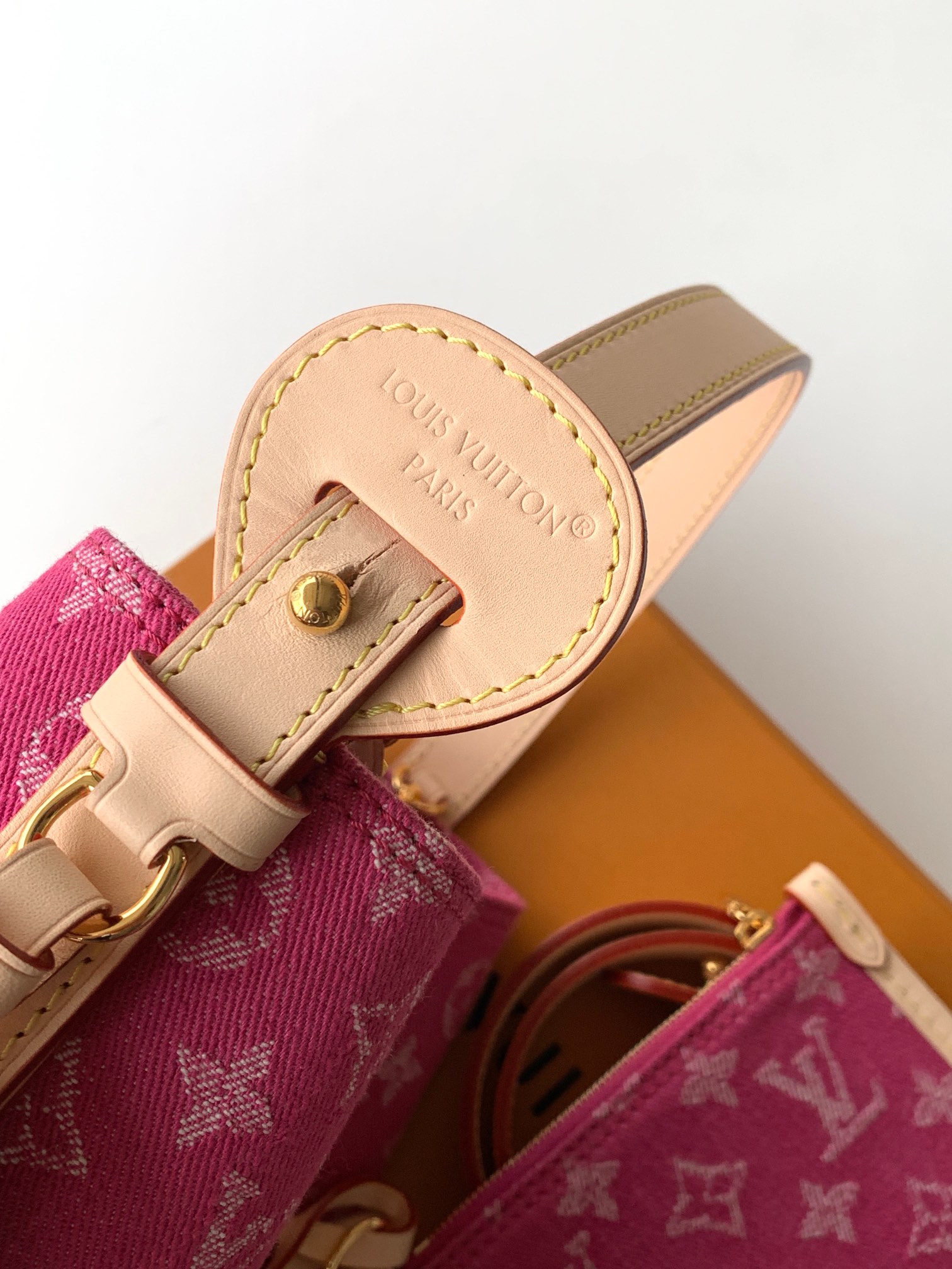 Louis Vuitton 本款 Denim Rendez-Vous 系列 All In BB 手袋携明快色调焕新亮相
