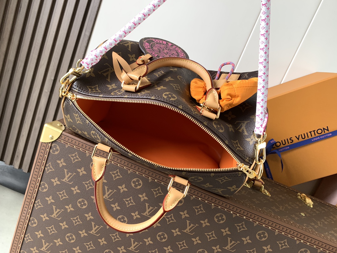 Louis Vuitton Paris À Vélo 系列以运动风格焕新演绎 Speedy Soft 30 手袋