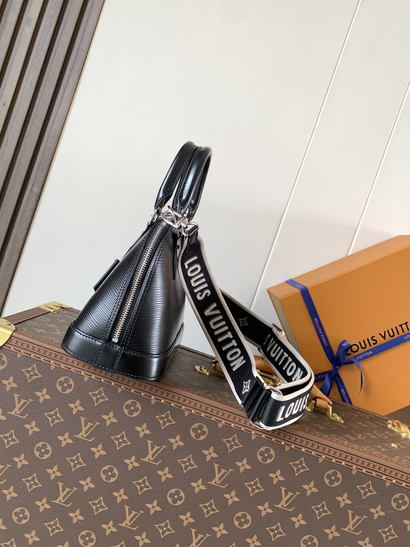 Louis Vuitton 這款可愛迷人的Alma BB手袋是品牌其中一款最經典的手袋 配上全新設計的提花肩帶