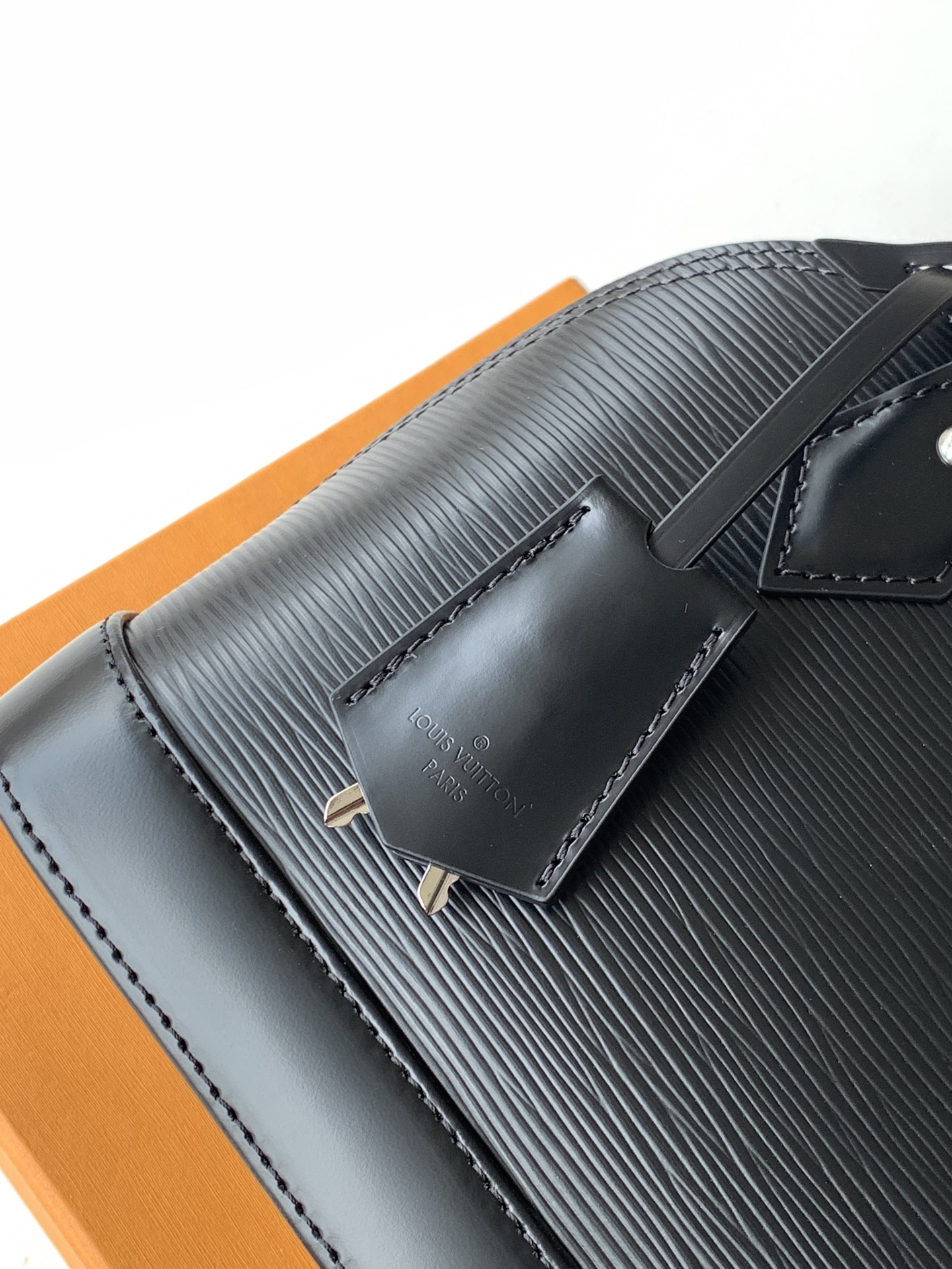 Louis Vuitton 這款可愛迷人的Alma BB手袋是品牌其中一款最經典的手袋 配上全新設計的提花肩帶