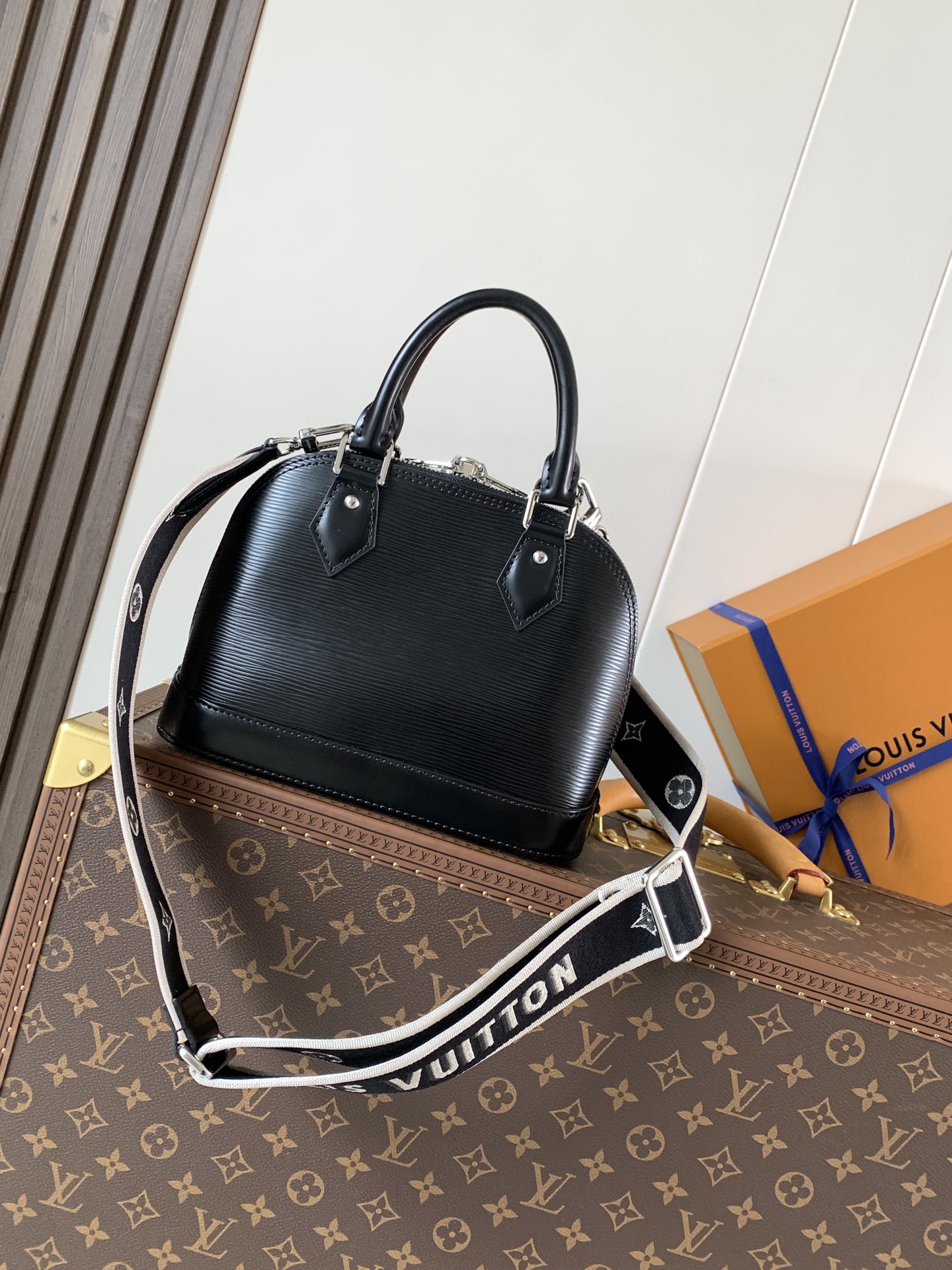 Louis Vuitton 這款可愛迷人的Alma BB手袋是品牌其中一款最經典的手袋 配上全新設計的提花肩帶