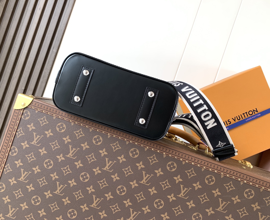 Louis Vuitton 這款可愛迷人的Alma BB手袋是品牌其中一款最經典的手袋 配上全新設計的提花肩帶