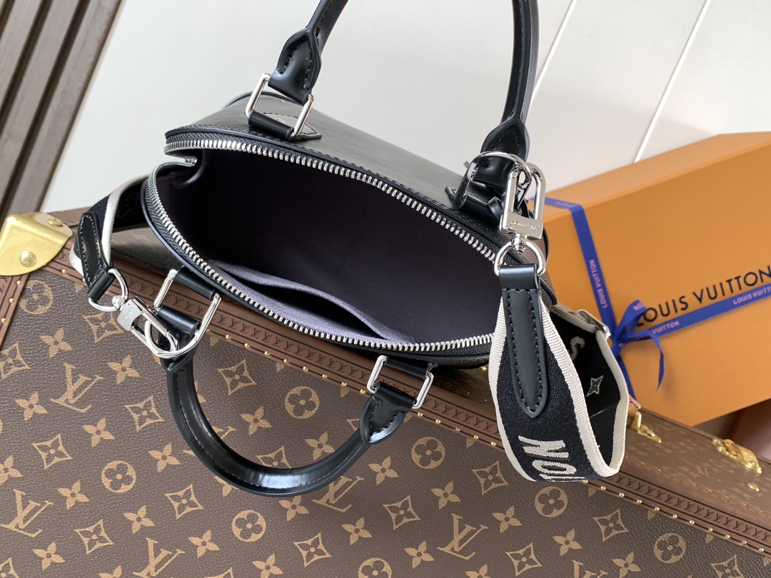 Louis Vuitton 這款可愛迷人的Alma BB手袋是品牌其中一款最經典的手袋 配上全新設計的提花肩帶