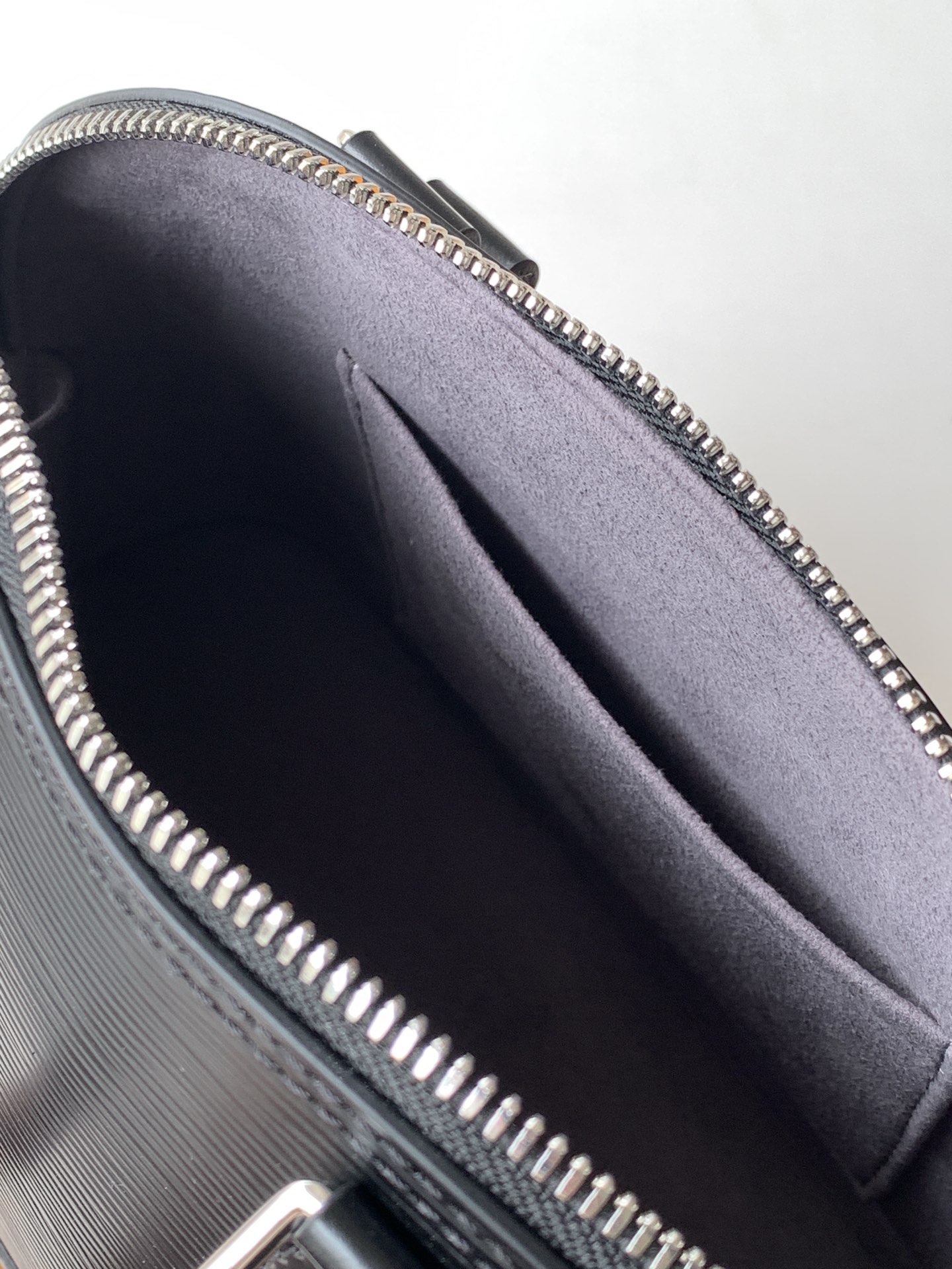Louis Vuitton 這款可愛迷人的Alma BB手袋是品牌其中一款最經典的手袋 配上全新設計的提花肩帶