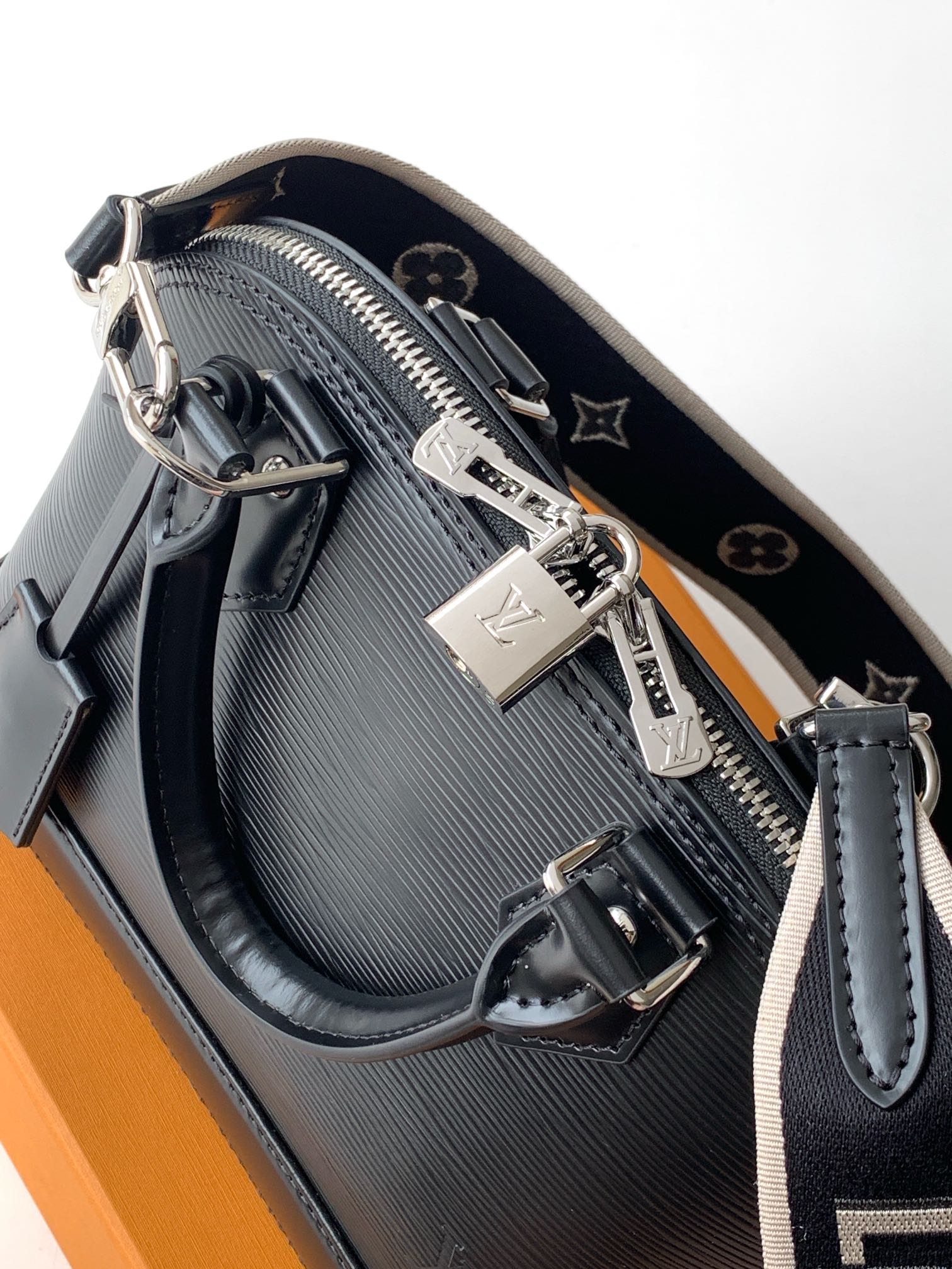 Louis Vuitton 這款可愛迷人的Alma BB手袋是品牌其中一款最經典的手袋 配上全新設計的提花肩帶