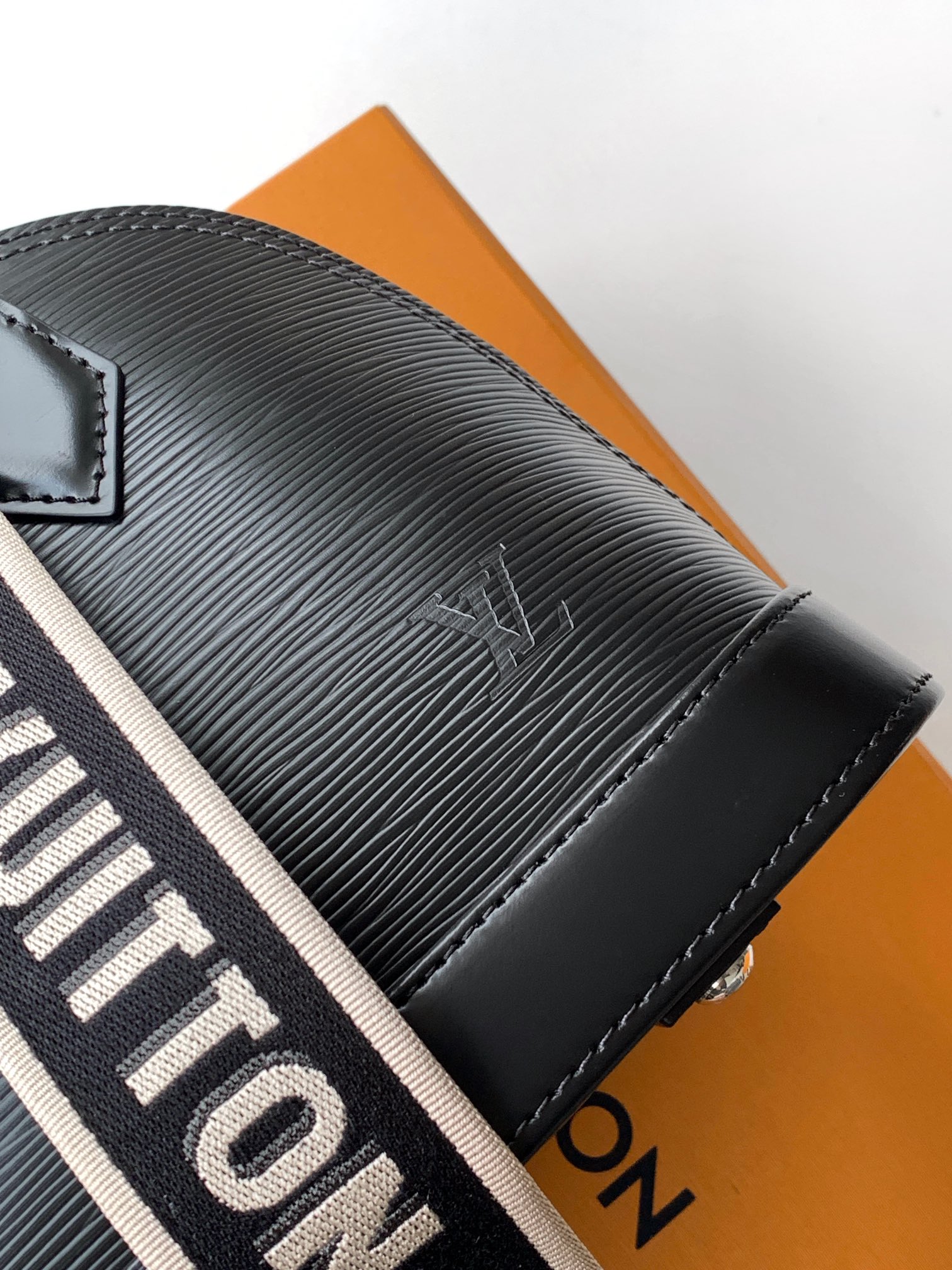 Louis Vuitton 這款可愛迷人的Alma BB手袋是品牌其中一款最經典的手袋 配上全新設計的提花肩帶