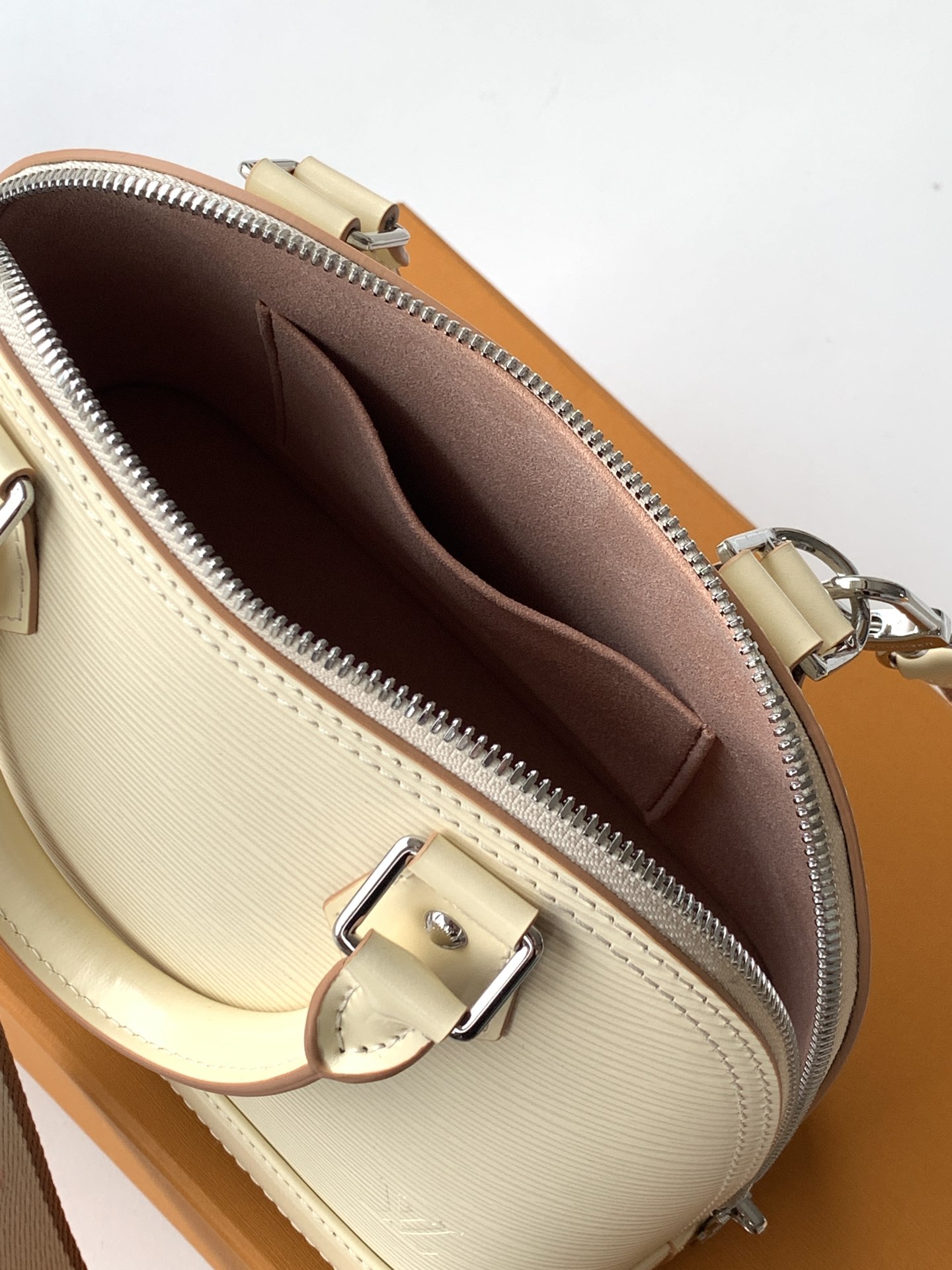 Louis Vuitton 這款可愛迷人的Alma BB手袋是品牌其中一款最經典的手袋 配上全新設計的提花肩帶