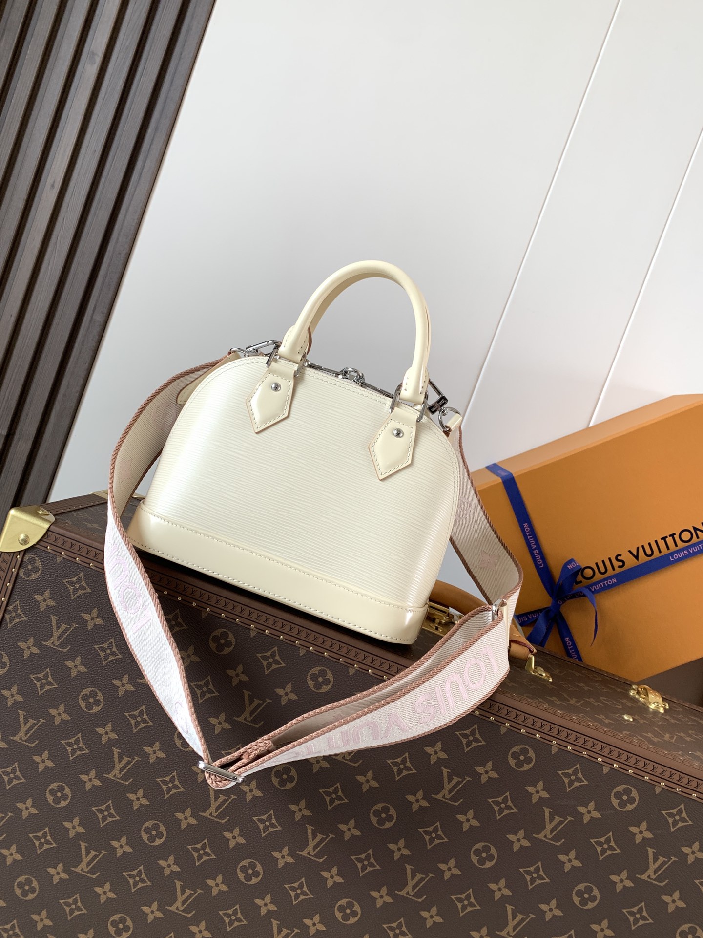 Louis Vuitton 這款可愛迷人的Alma BB手袋是品牌其中一款最經典的手袋 配上全新設計的提花肩帶