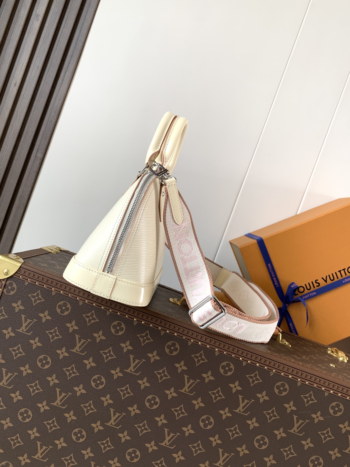 Louis Vuitton 這款可愛迷人的Alma BB手袋是品牌其中一款最經典的手袋 配上全新設計的提花肩帶