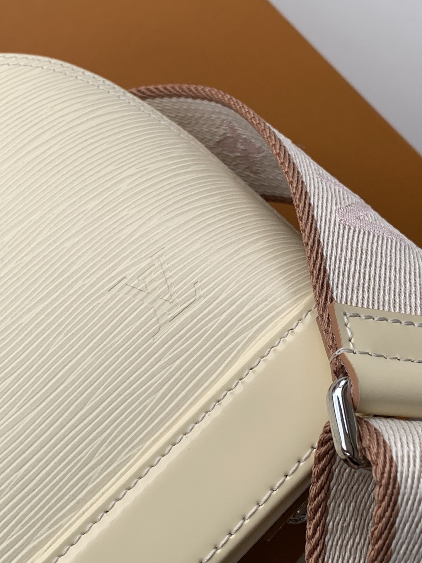 Louis Vuitton 這款可愛迷人的Alma BB手袋是品牌其中一款最經典的手袋 配上全新設計的提花肩帶