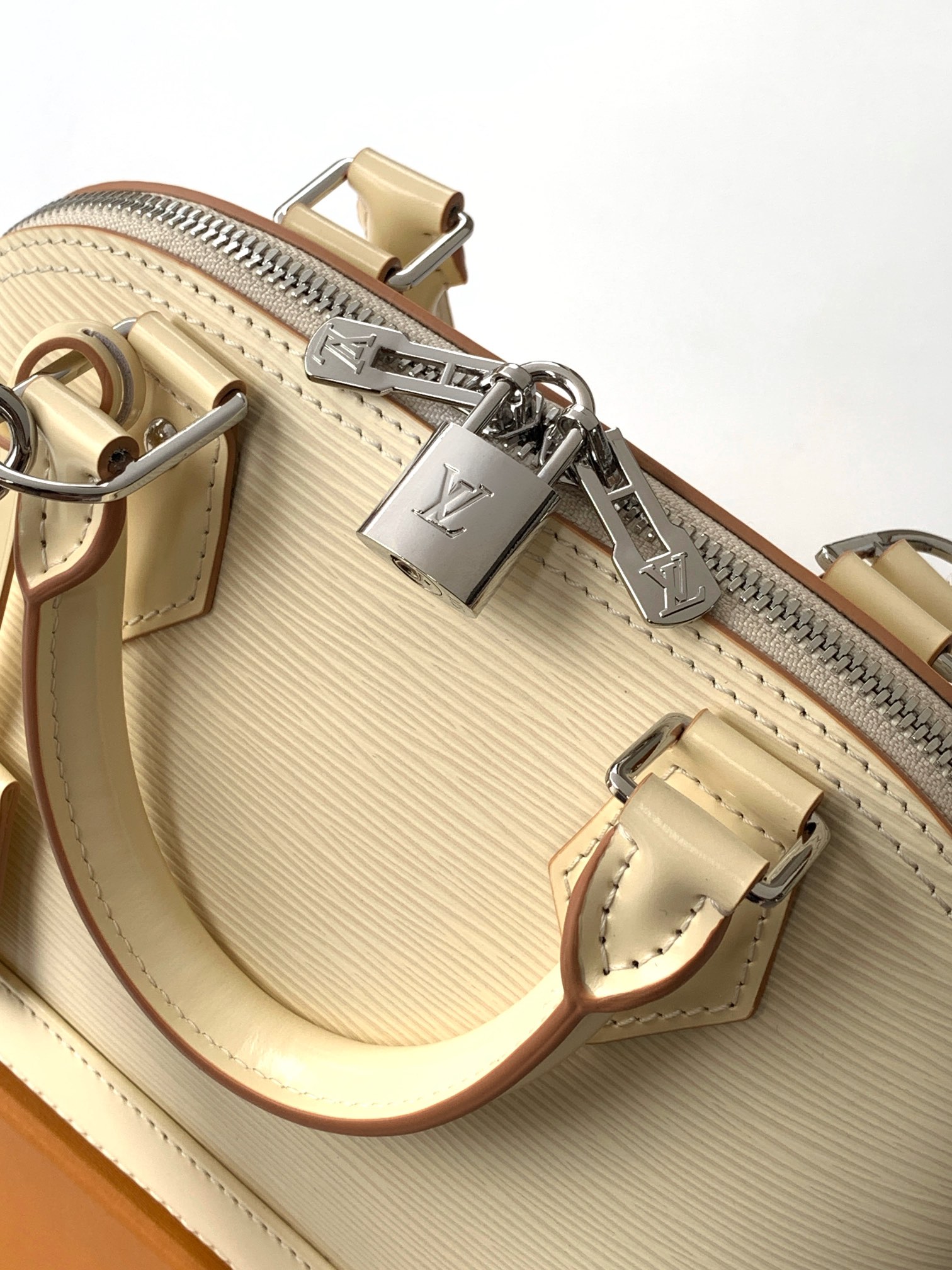 Louis Vuitton 這款可愛迷人的Alma BB手袋是品牌其中一款最經典的手袋 配上全新設計的提花肩帶