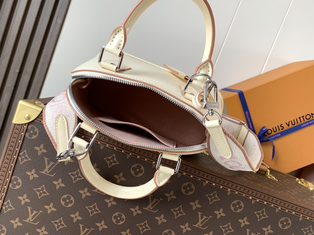 Louis Vuitton 這款可愛迷人的Alma BB手袋是品牌其中一款最經典的手袋 配上全新設計的提花肩帶