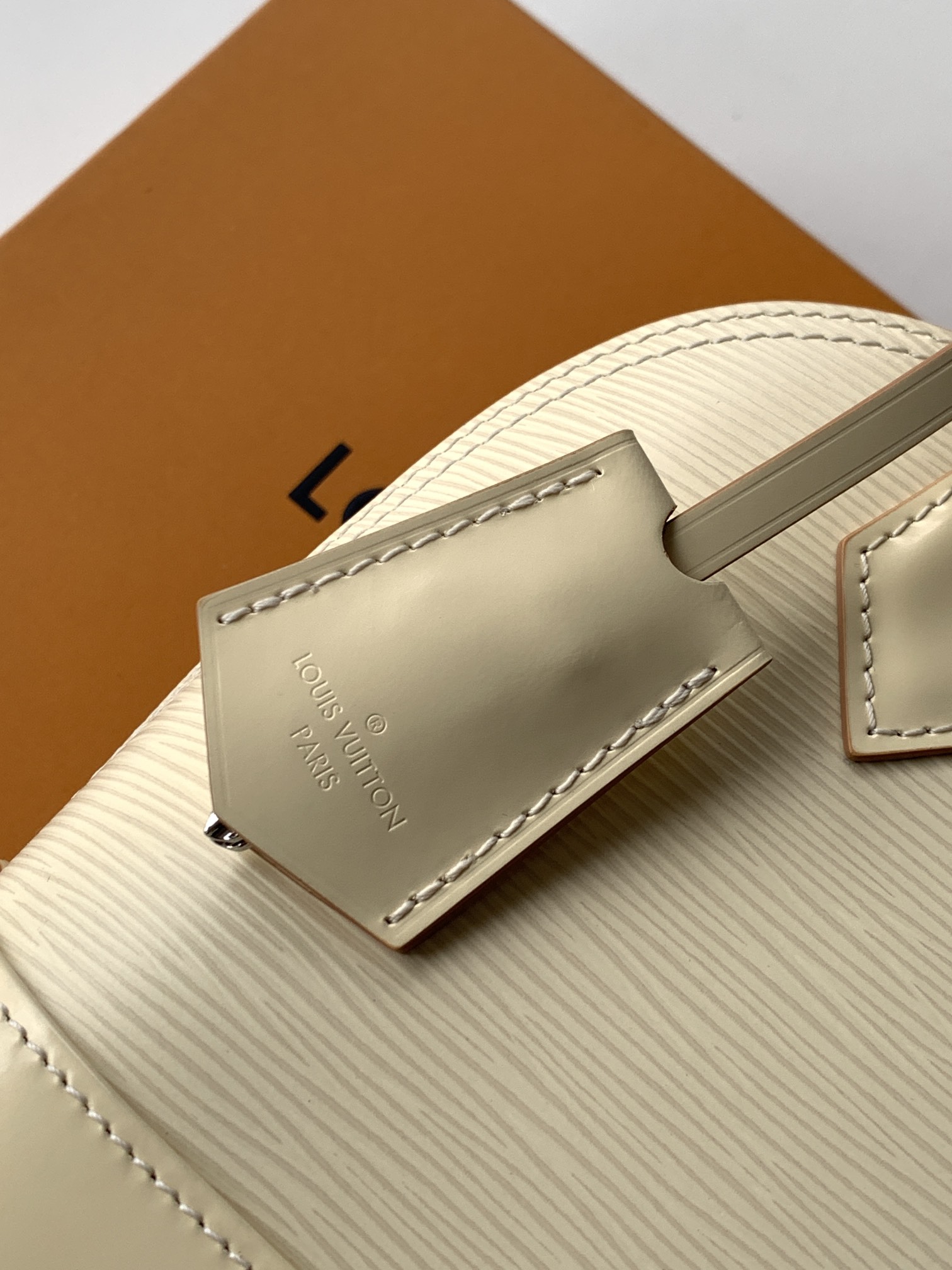 Louis Vuitton 這款可愛迷人的Alma BB手袋是品牌其中一款最經典的手袋 配上全新設計的提花肩帶