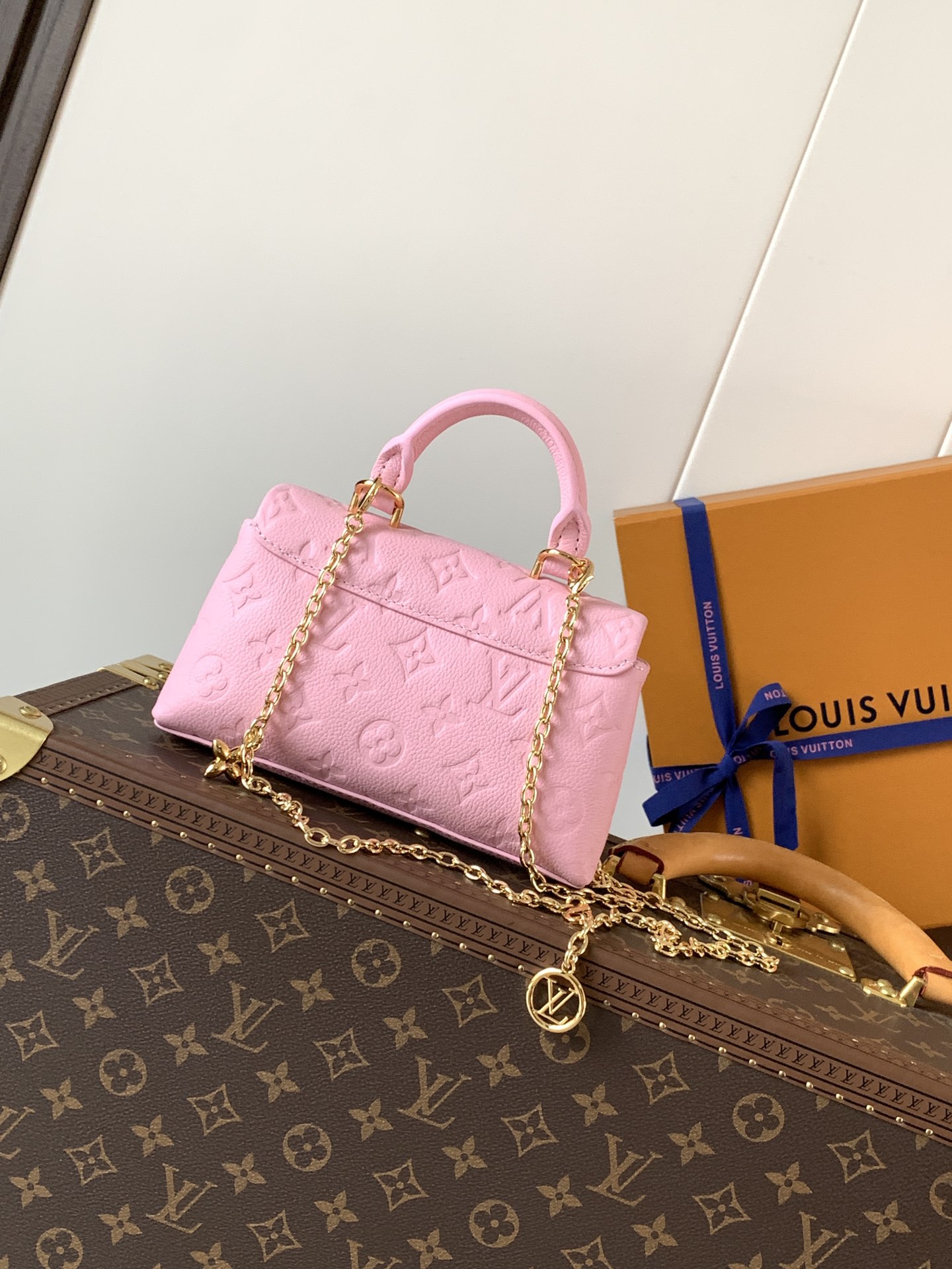 Louis Vuitton 本款 Nano Madeleine 手袋以 Monogram Empreinte 皮革塑造雅致构型