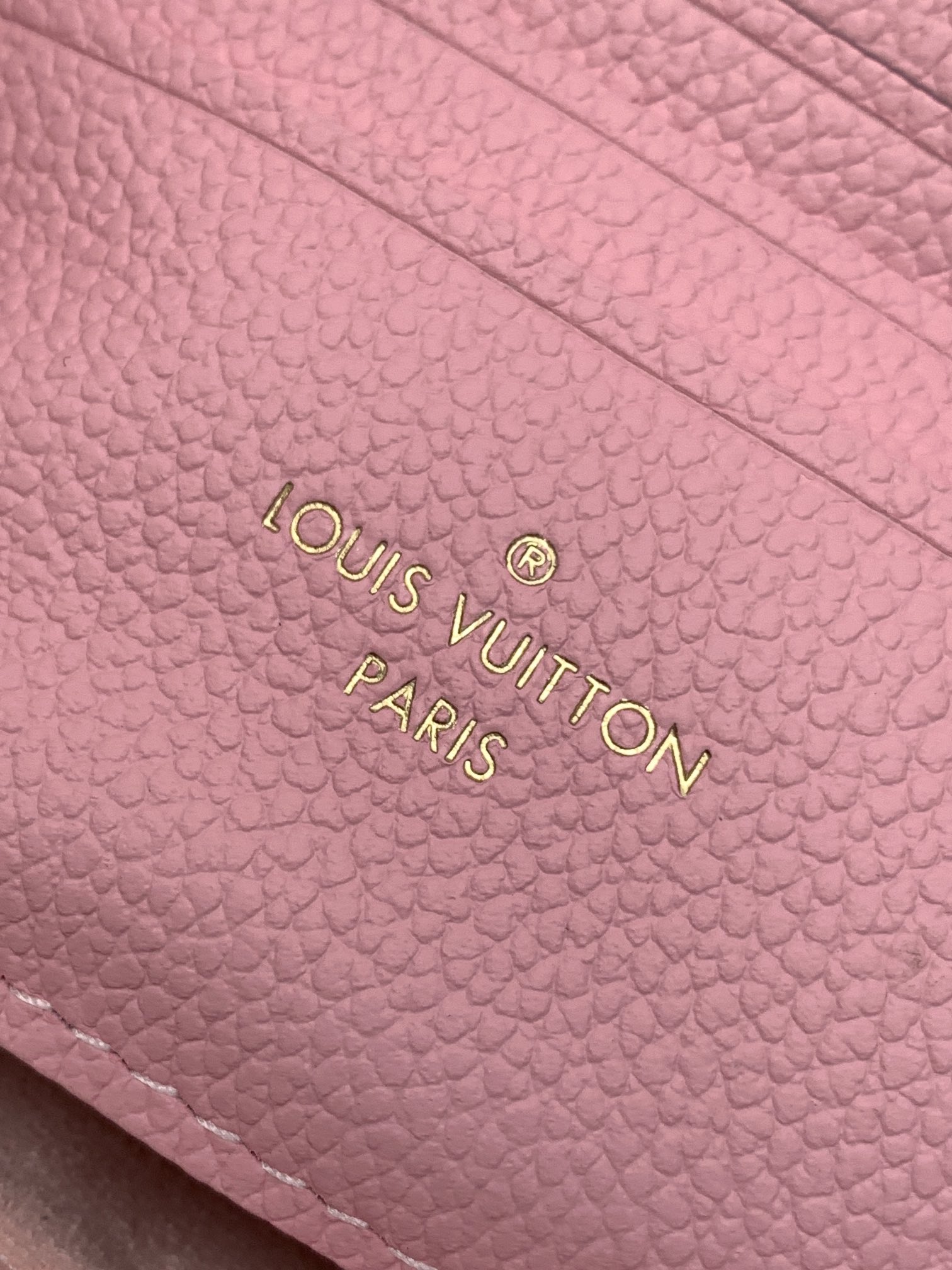 Louis Vuitton 本款 Nano Madeleine 手袋以 Monogram Empreinte 皮革塑造雅致构型