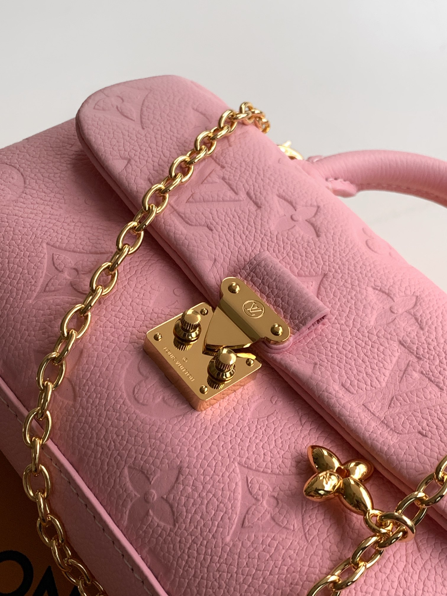 Louis Vuitton 本款 Nano Madeleine 手袋以 Monogram Empreinte 皮革塑造雅致构型