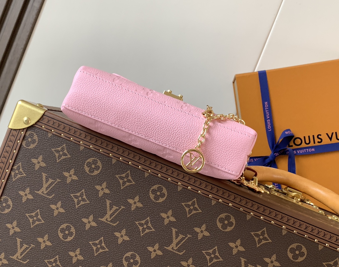 Louis Vuitton 本款 Nano Madeleine 手袋以 Monogram Empreinte 皮革塑造雅致构型