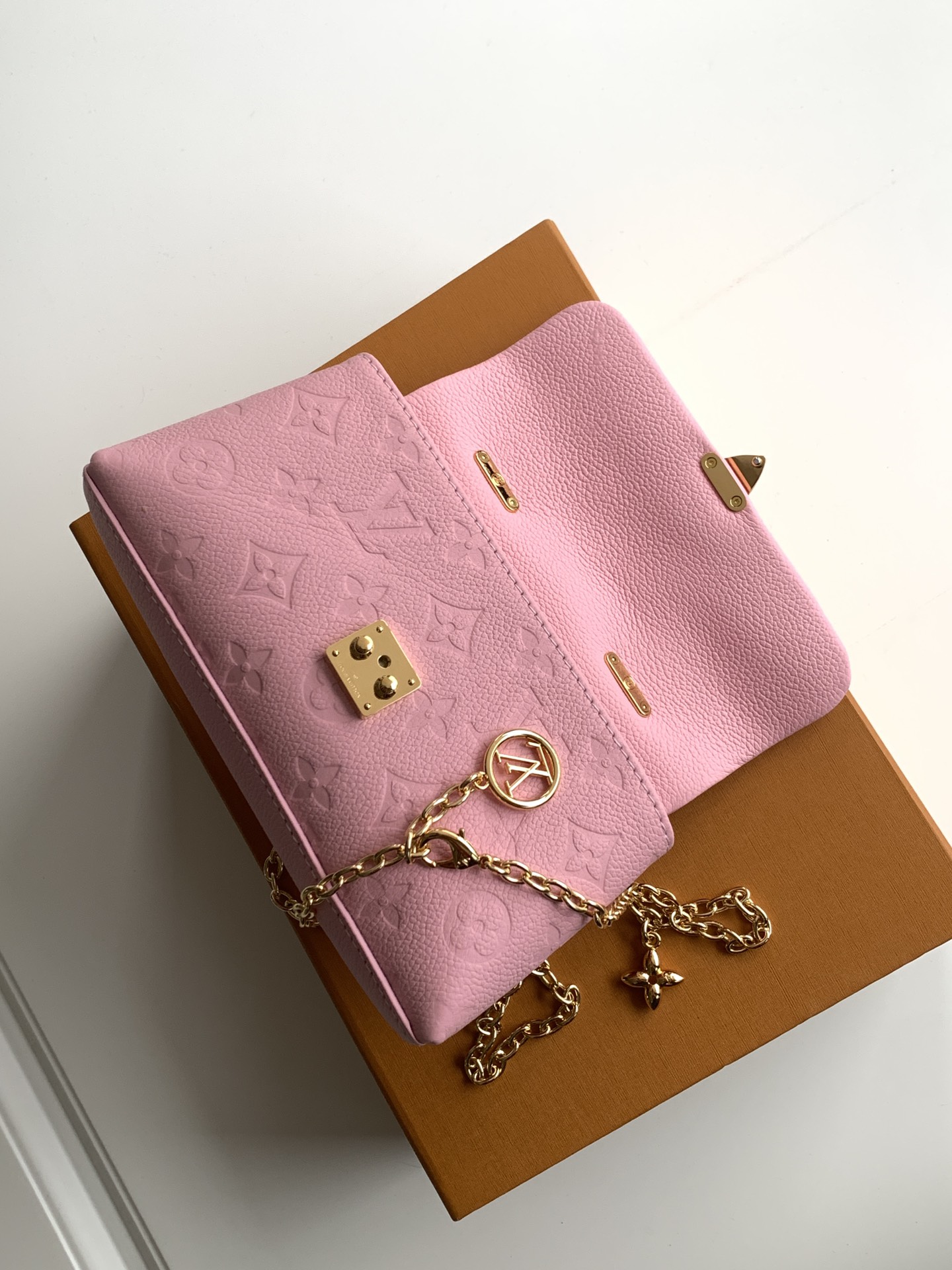 Louis Vuitton 本款 Nano Madeleine 手袋以 Monogram Empreinte 皮革塑造雅致构型