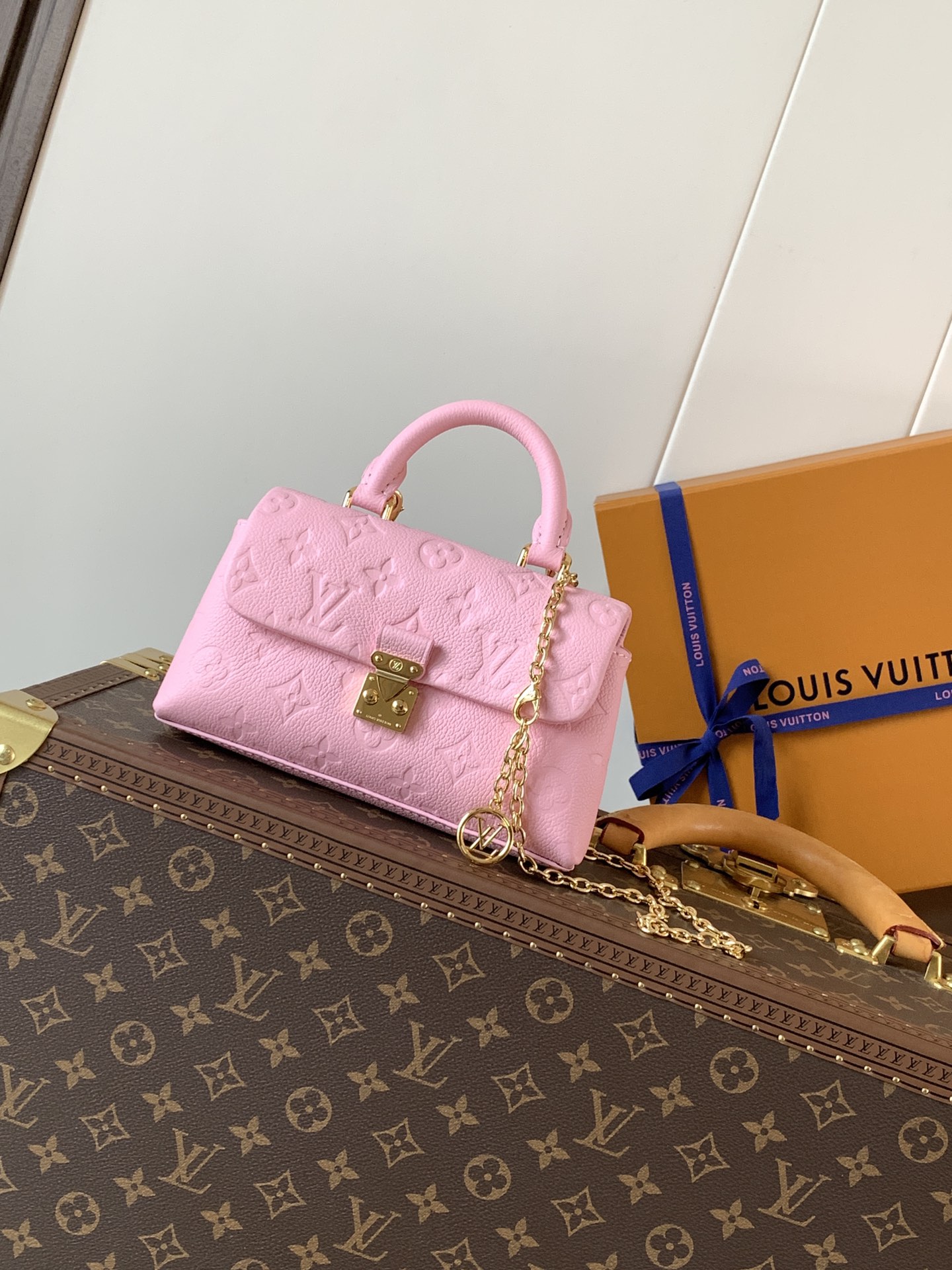 Louis Vuitton 本款 Nano Madeleine 手袋以 Monogram Empreinte 皮革塑造雅致构型