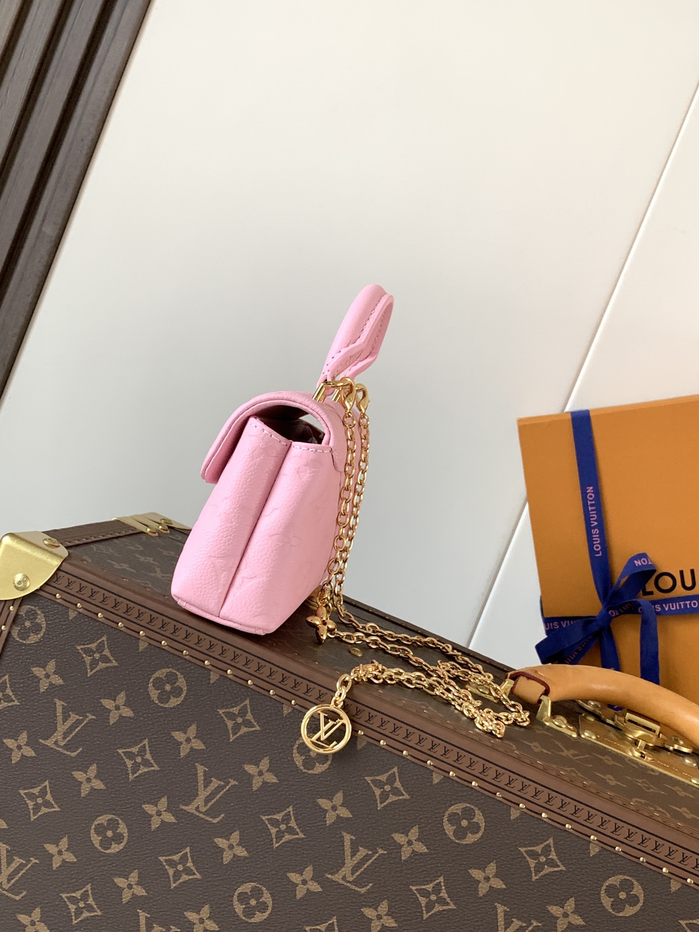Louis Vuitton 本款 Nano Madeleine 手袋以 Monogram Empreinte 皮革塑造雅致构型