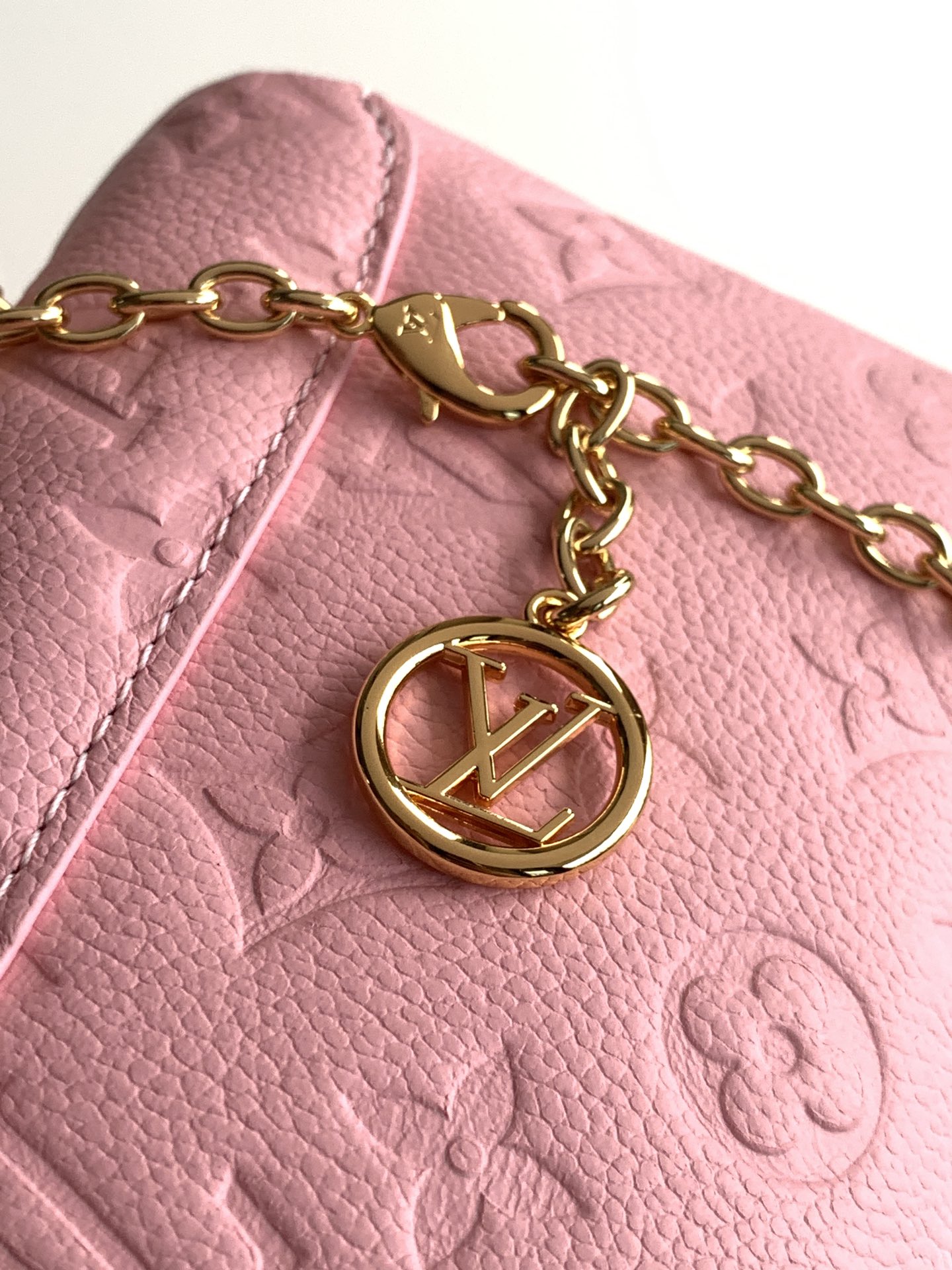 Louis Vuitton 本款 Nano Madeleine 手袋以 Monogram Empreinte 皮革塑造雅致构型