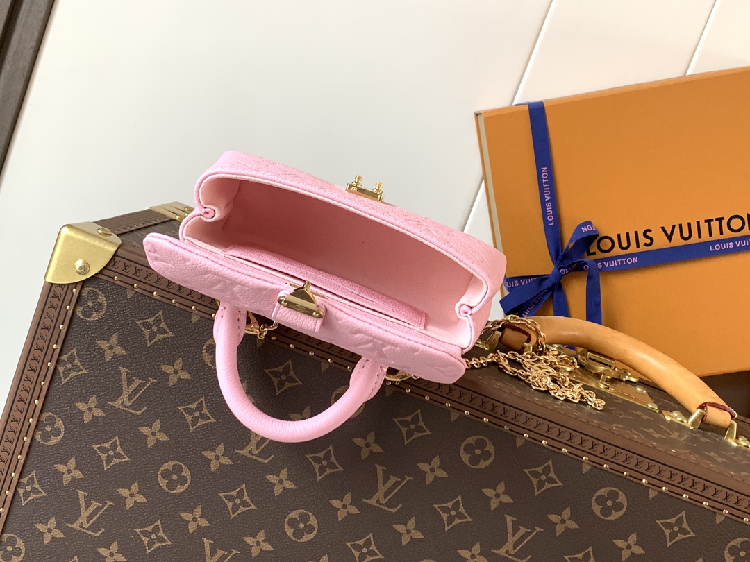 Louis Vuitton 本款 Nano Madeleine 手袋以 Monogram Empreinte 皮革塑造雅致构型