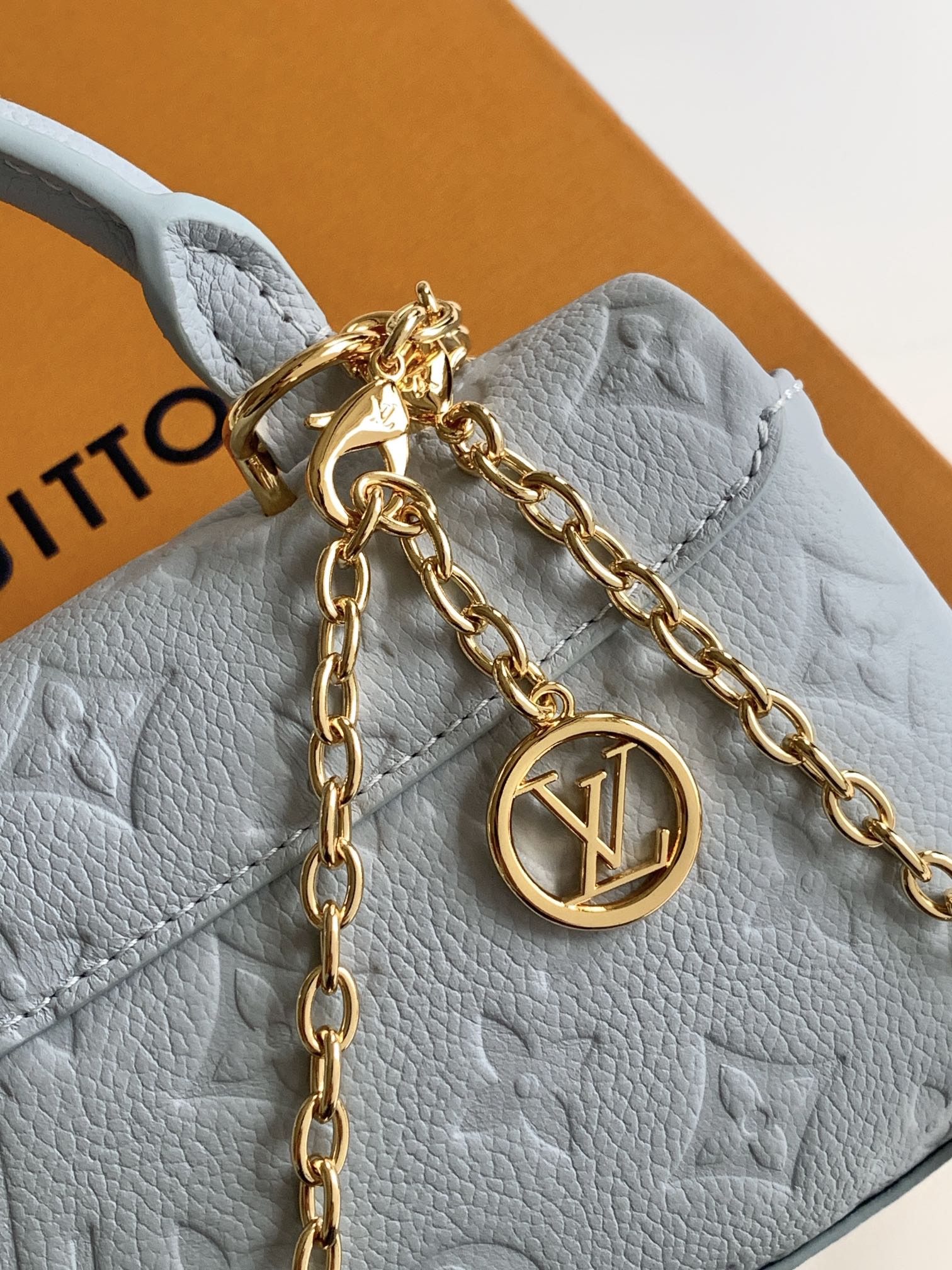 Louis Vuitton 本款 Nano Madeleine 手袋以 Monogram Empreinte 皮革塑造雅致构型