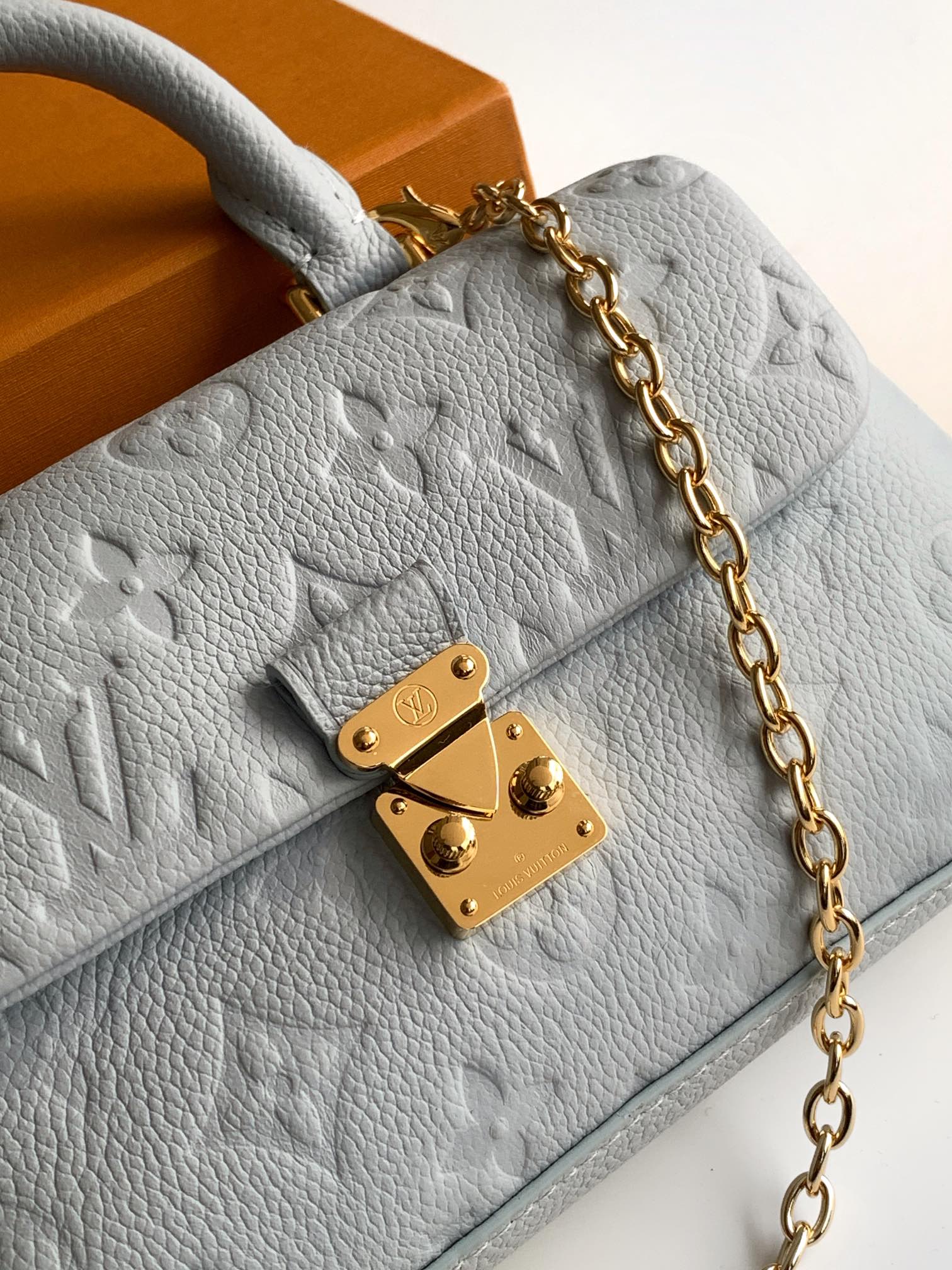 Louis Vuitton 本款 Nano Madeleine 手袋以 Monogram Empreinte 皮革塑造雅致构型