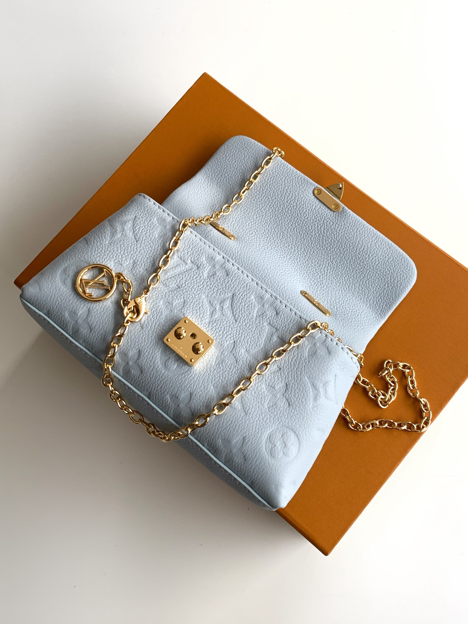 Louis Vuitton 本款 Nano Madeleine 手袋以 Monogram Empreinte 皮革塑造雅致构型