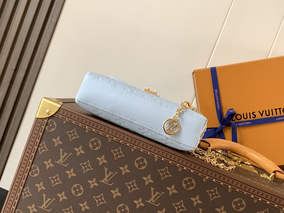 Louis Vuitton 本款 Nano Madeleine 手袋以 Monogram Empreinte 皮革塑造雅致构型