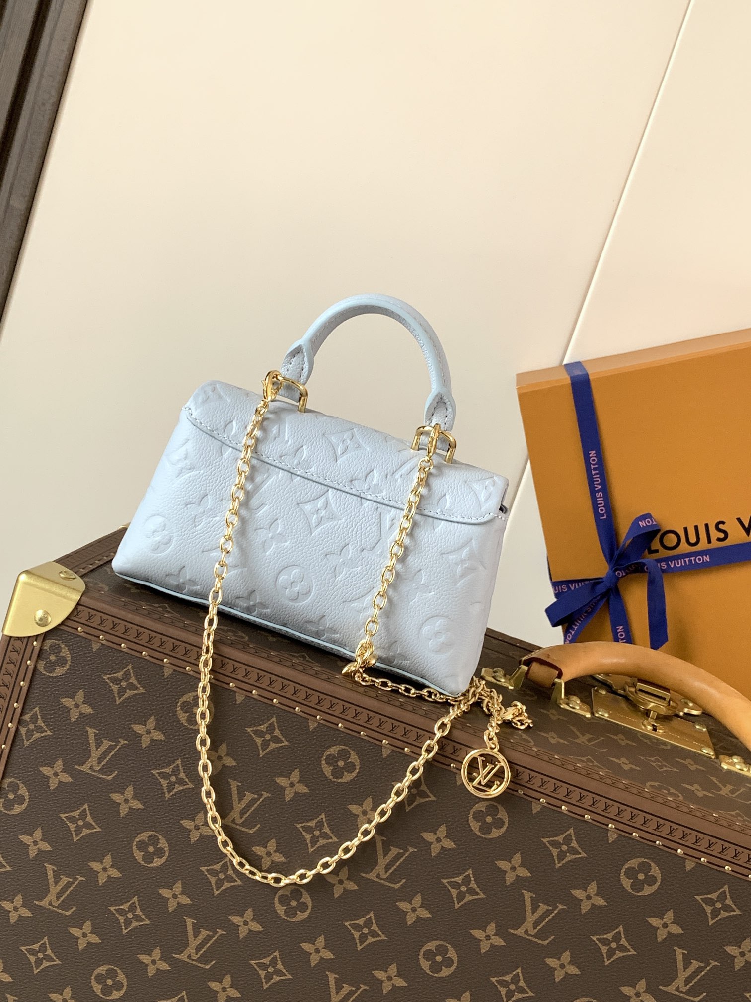 Louis Vuitton 本款 Nano Madeleine 手袋以 Monogram Empreinte 皮革塑造雅致构型