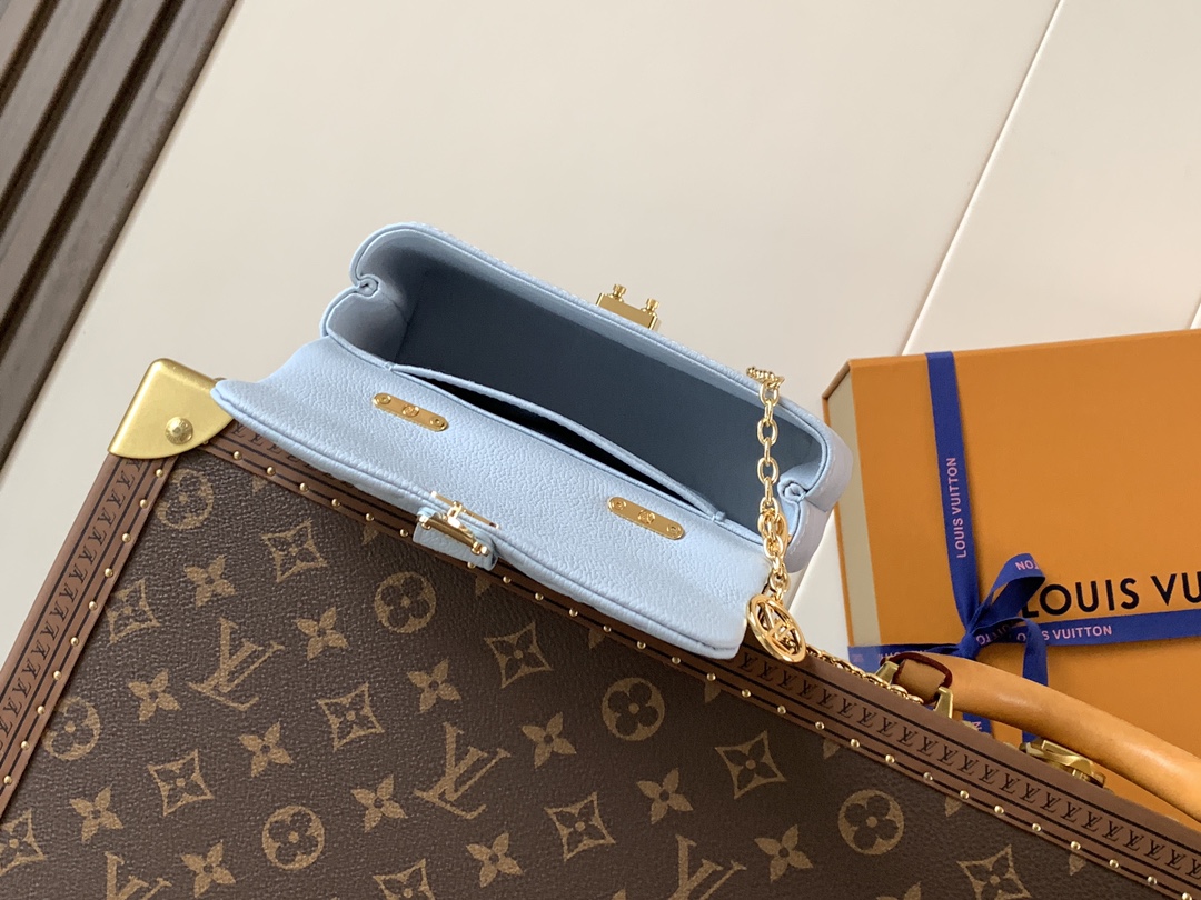 Louis Vuitton 本款 Nano Madeleine 手袋以 Monogram Empreinte 皮革塑造雅致构型