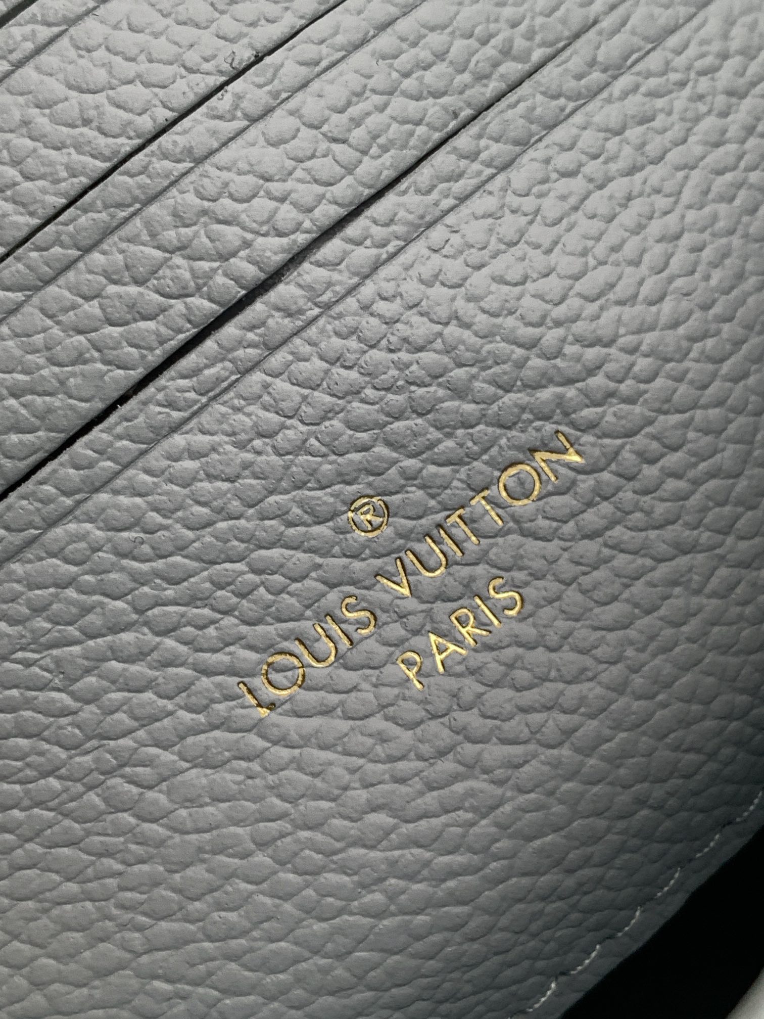 Louis Vuitton 本款 Nano Madeleine 手袋以 Monogram Empreinte 皮革塑造雅致构型