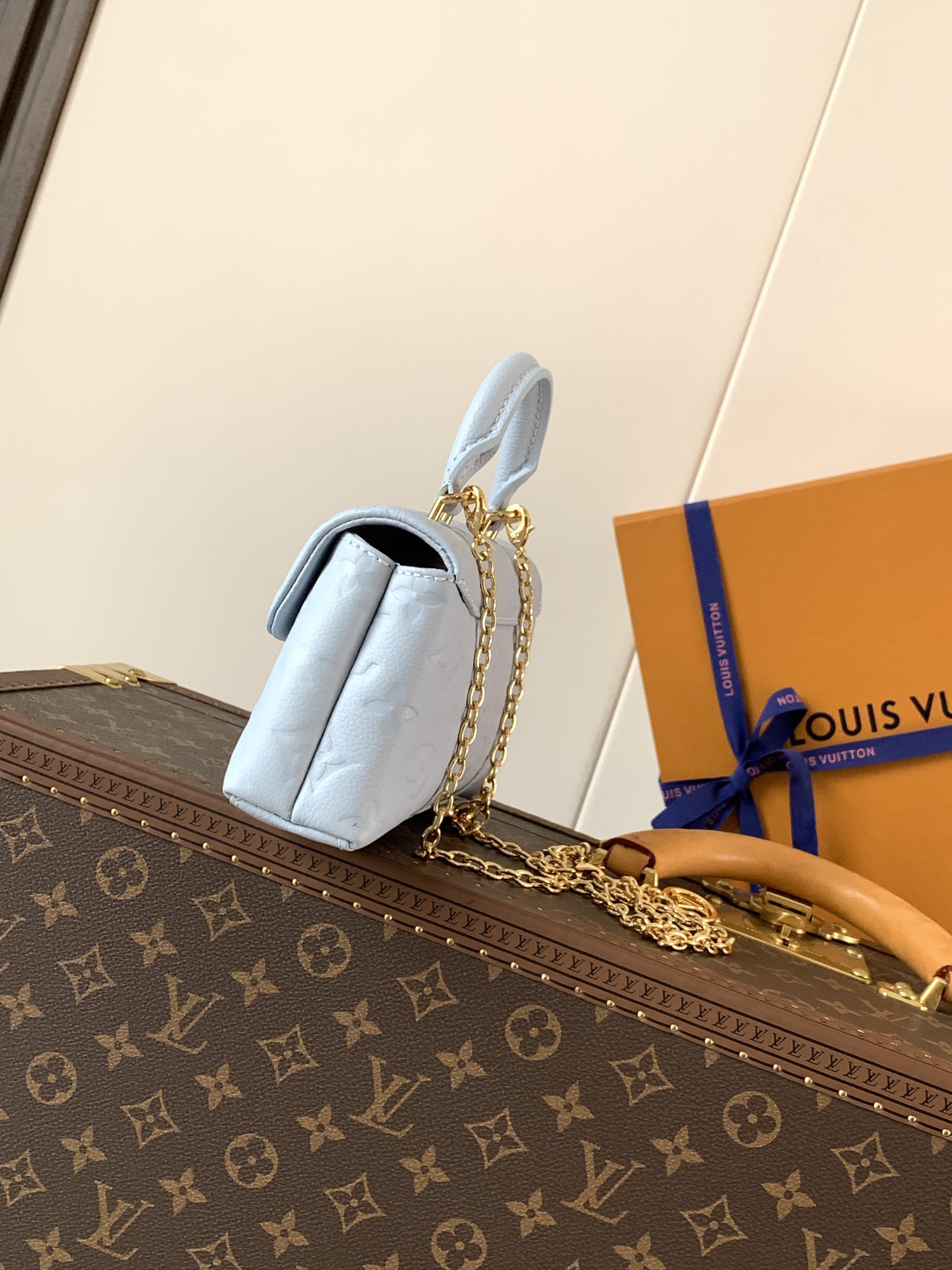 Louis Vuitton 本款 Nano Madeleine 手袋以 Monogram Empreinte 皮革塑造雅致构型