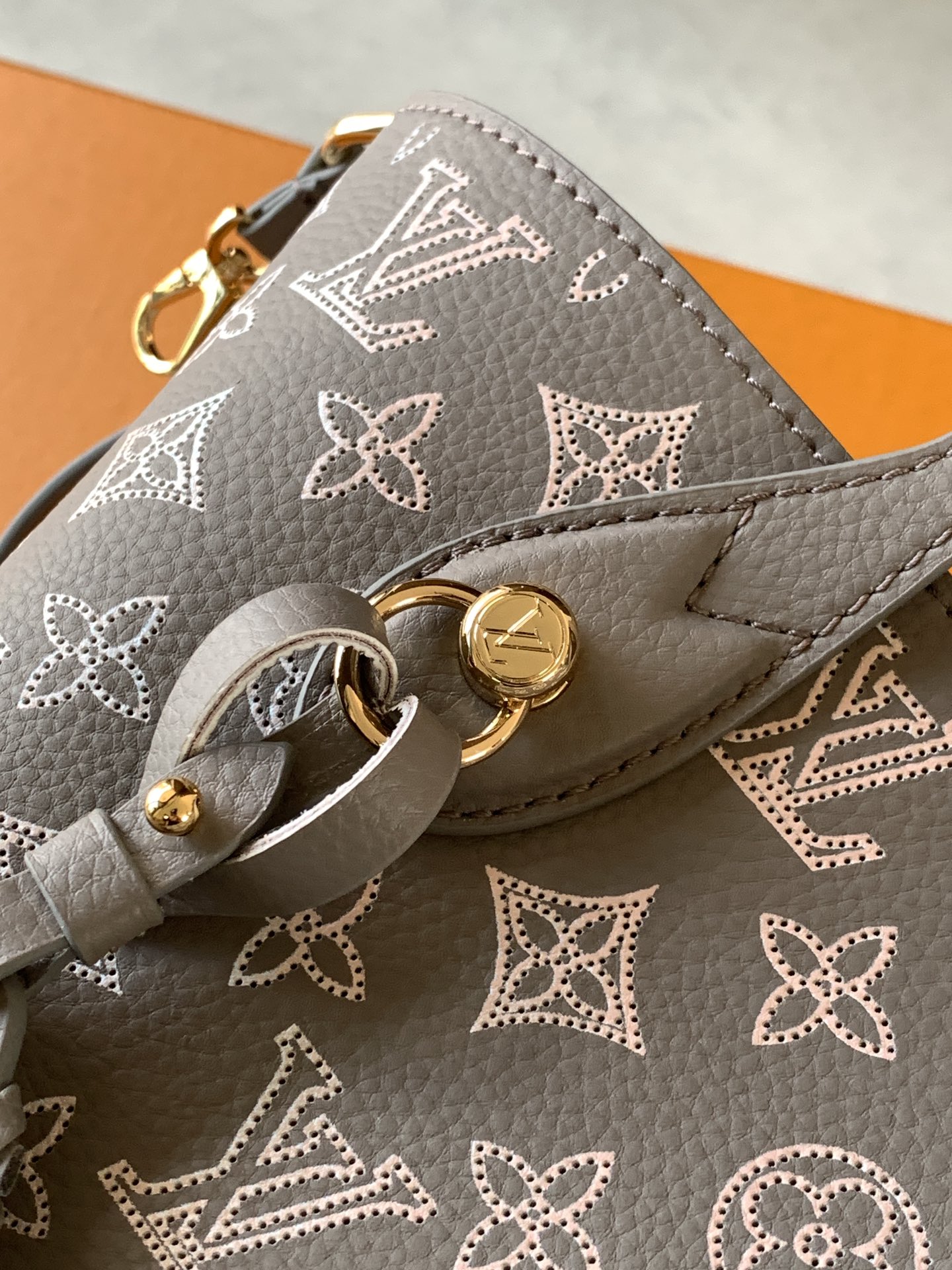 Louis Vuitton Blossom 小号手袋于新季推出 Mahina Bloom 版本