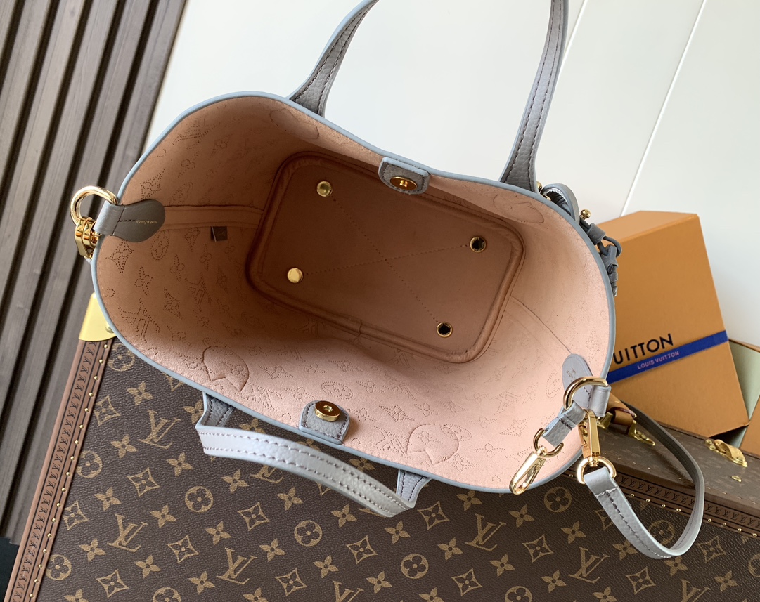 Louis Vuitton Blossom 小号手袋于新季推出 Mahina Bloom 版本