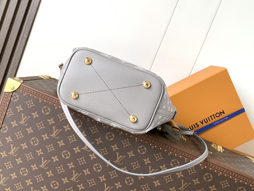 Louis Vuitton Blossom 小号手袋于新季推出 Mahina Bloom 版本