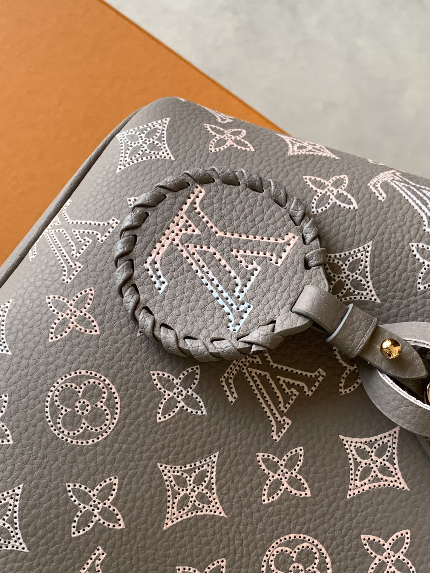Louis Vuitton Blossom 小号手袋于新季推出 Mahina Bloom 版本