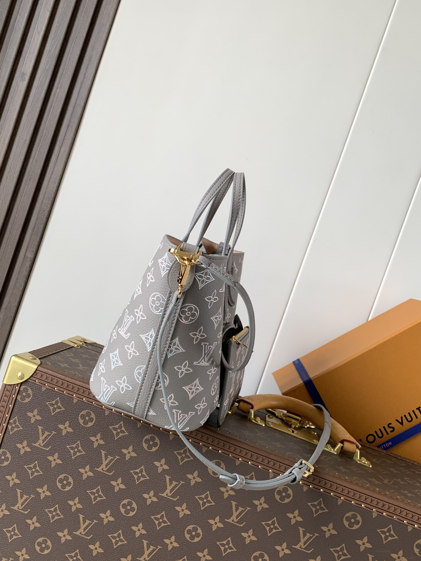 Louis Vuitton Blossom 小号手袋于新季推出 Mahina Bloom 版本
