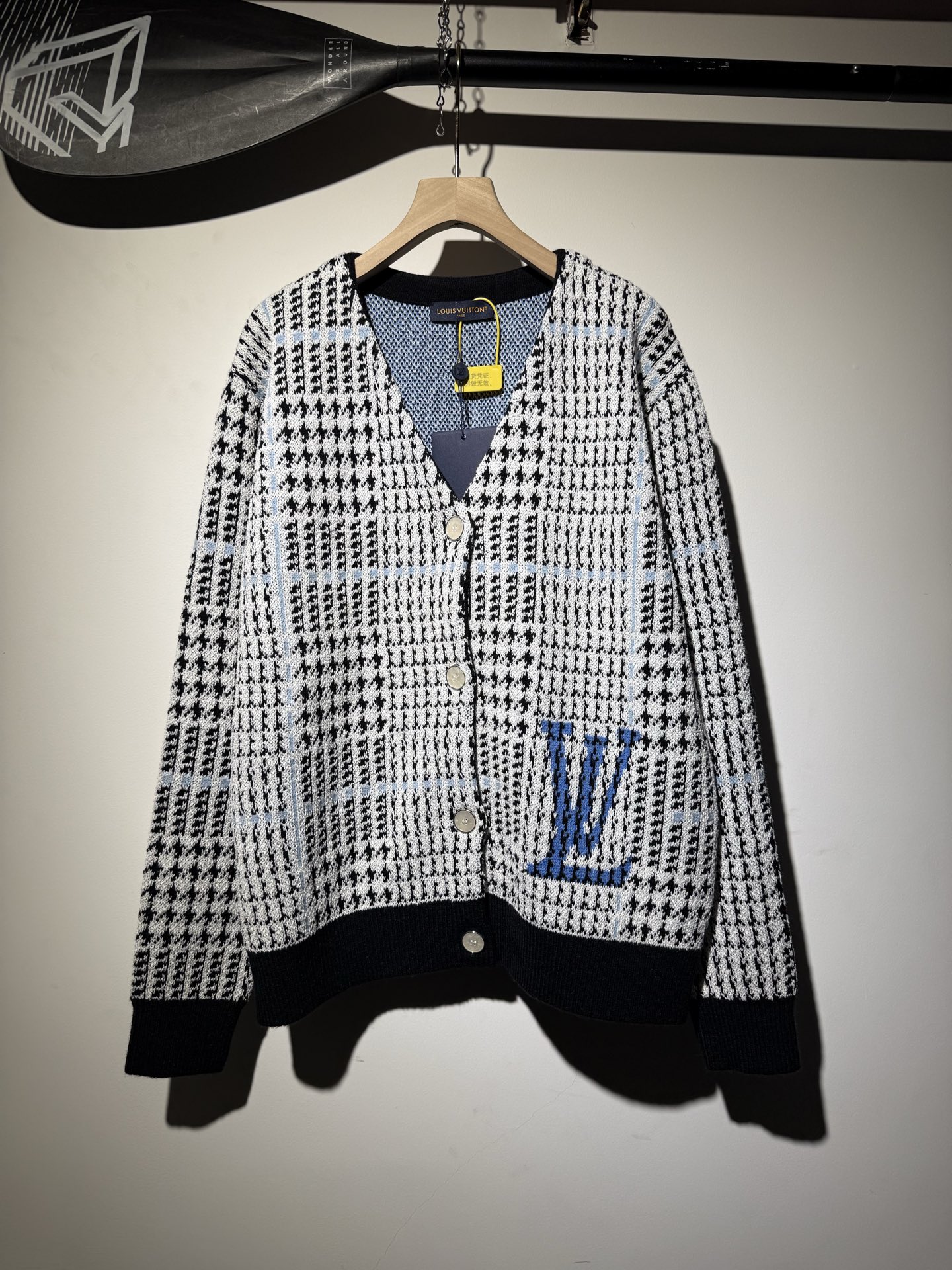 P165 LV nuevo suéter tipo cárdigan a cuadros con letras en bloque de color Talla: S M L