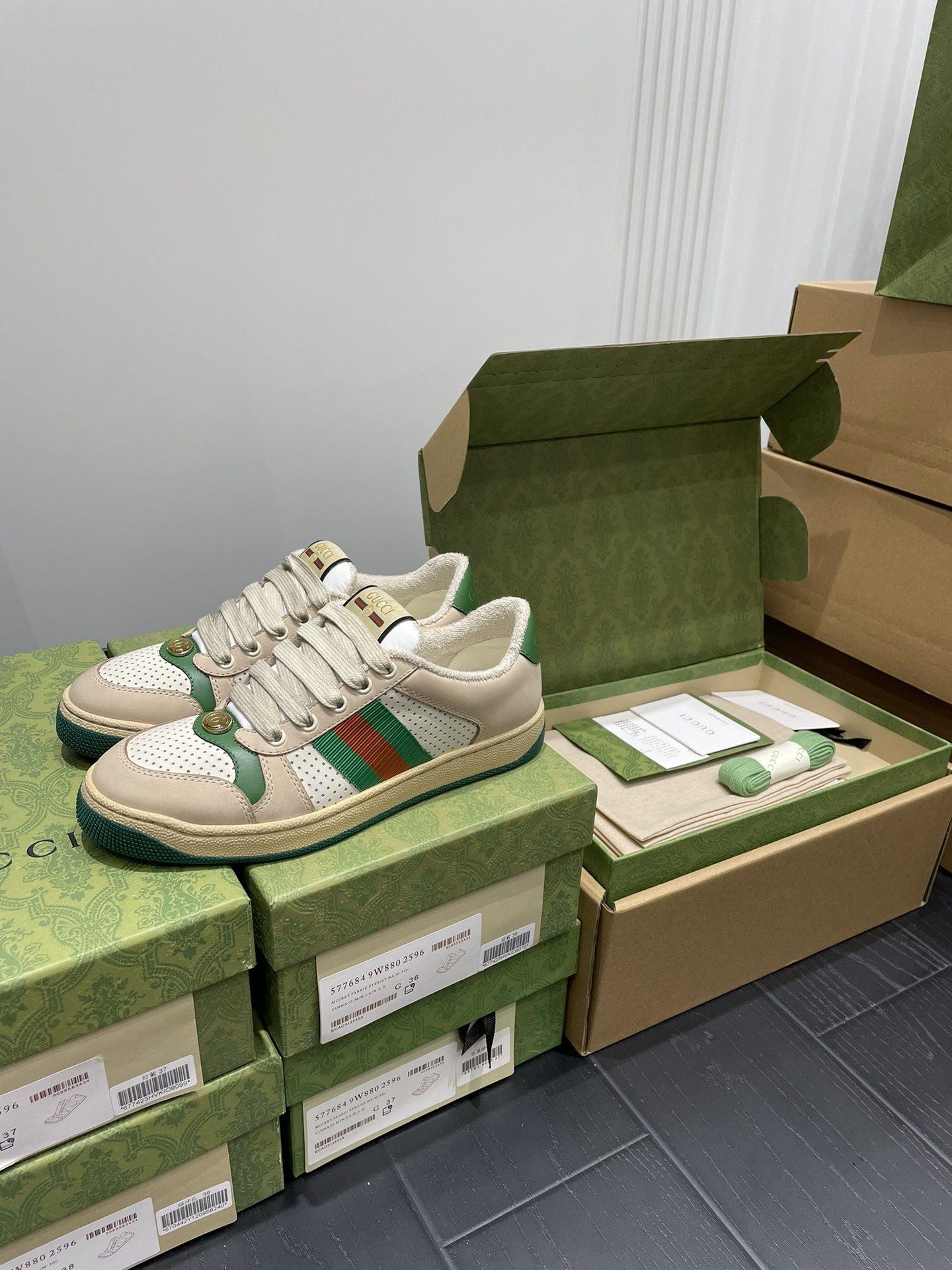 NO:593409,GUCCI Screener Series Leather Sports Shoes Small Dirty Shoes Series Green Punch (Couple Style) The picture shows the female size Female size 35-40 Male 39-44, casual shoes/sports shoes, gucci, sneakers19860909GUCCI Screener系列皮革运动鞋 小脏鞋系列 绿冲孔（情侣款）图为女码 女码 35-40男 39-44,休闲鞋/运动鞋,gucci,sneakers,Women's Shoes