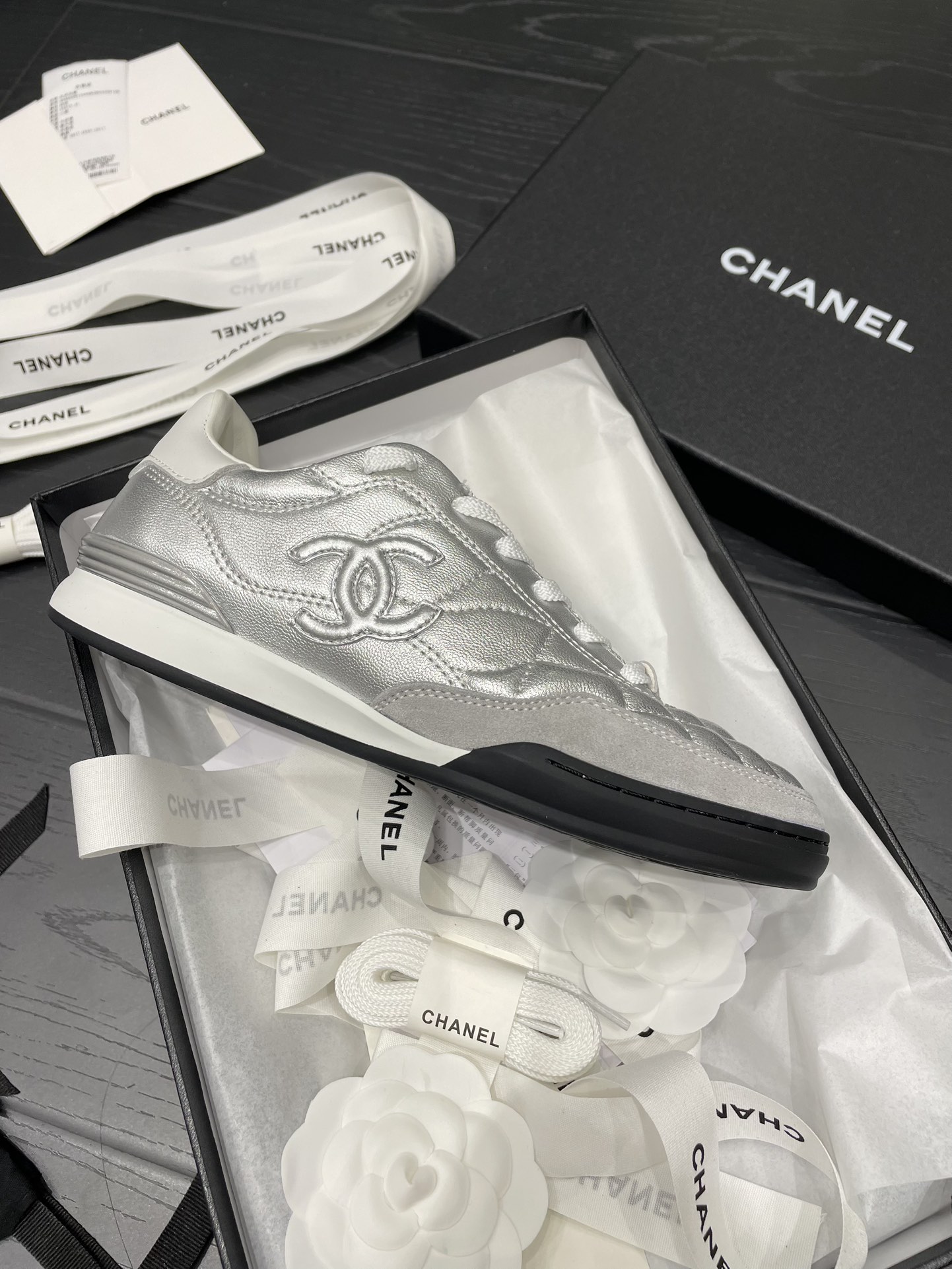 NO:593425,CHANEL Chanel Tennis Shoes Classic Size 35/40 (40 is custom-made, non-refundable and non-exchangeable) Dongguan high version exclusive silver real shot, casual shoes/sports shoes, chanel, chanel, sneakers19860909CHANEL 香奈儿 网球鞋 经典 码数35/40（40定做不退不换） 东莞高版本 独家 银色 实拍,休闲鞋/运动鞋,chanel,chanel,sneakers,Women's Shoes