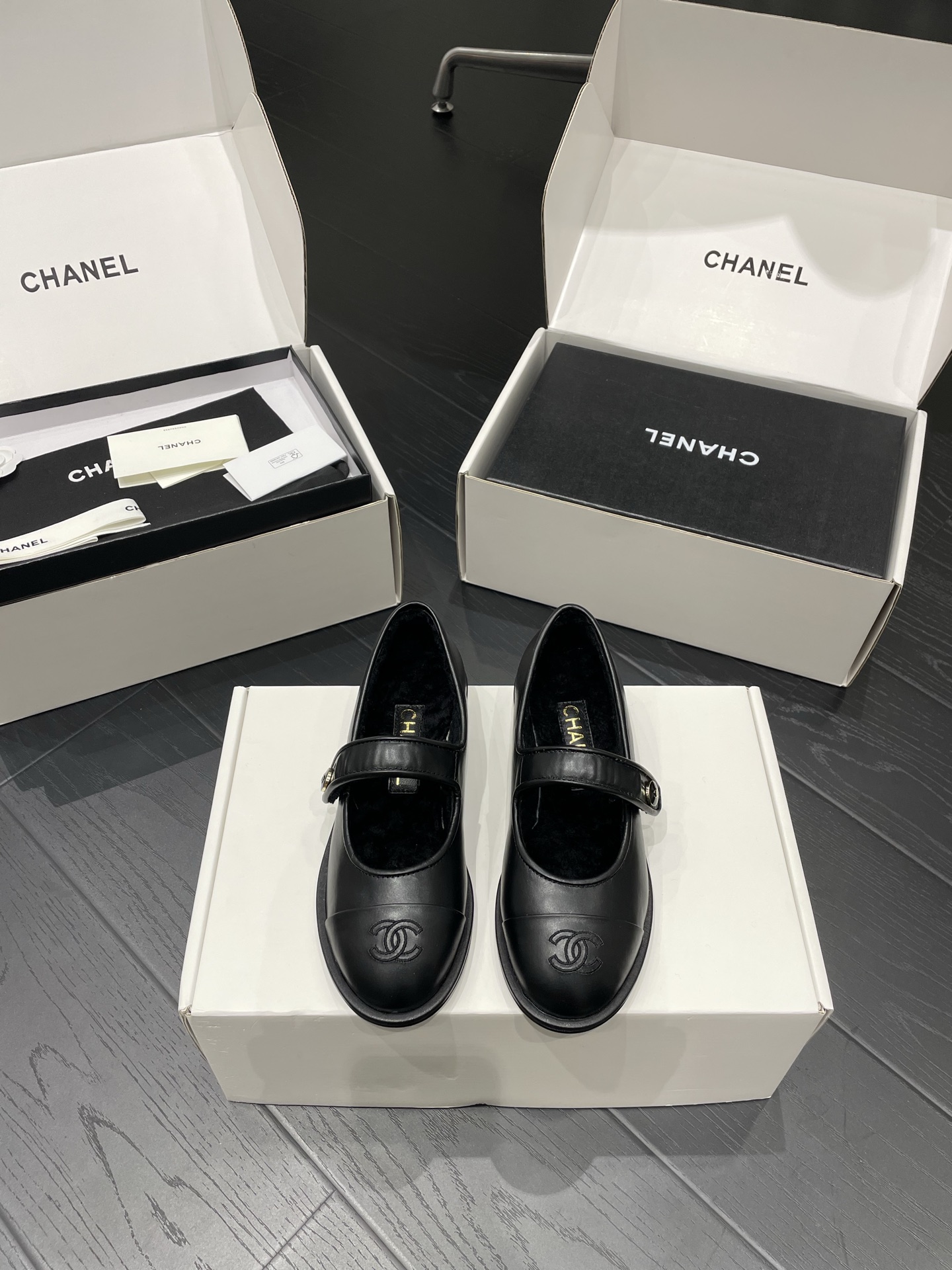 NO:593407,Chanel Chanel 25A teddy loafers, Mary Jane fur shoes, size 35/40 (40 is custom-made, non-refundable and non-exchangeable) Actual photo taken on mobile phone, Tuscan shearling one-piece cut, Italian leather outsole, ballet shoes, chanel, chanel, loafers, mary jane, Leather soles19860909Chanel 香奈儿 25A 泰迪乐福鞋 玛丽珍毛毛鞋 码数35/40（40定做不退不换） 手机实拍图 托斯卡拉羊毛皮一体裁剪 意大利真皮大底,芭蕾舞鞋,chanel,chanel,loafers,mary jane,Leather soles,Women's Shoes
